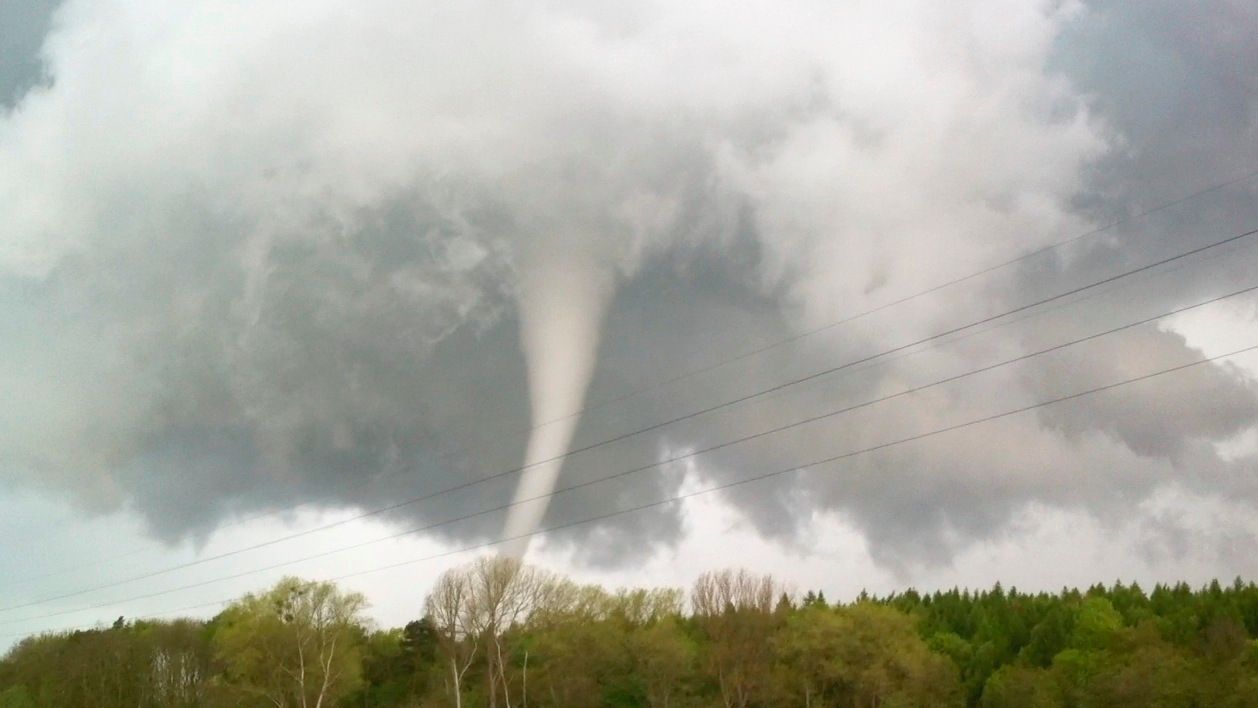 Bützow (Mecklenburg-Vorpommern), 2015: An einem Mai-Abend entsteht ein starker Tornado. Der Sturm verwüstet die gesamte Innenstadt des Ortes.