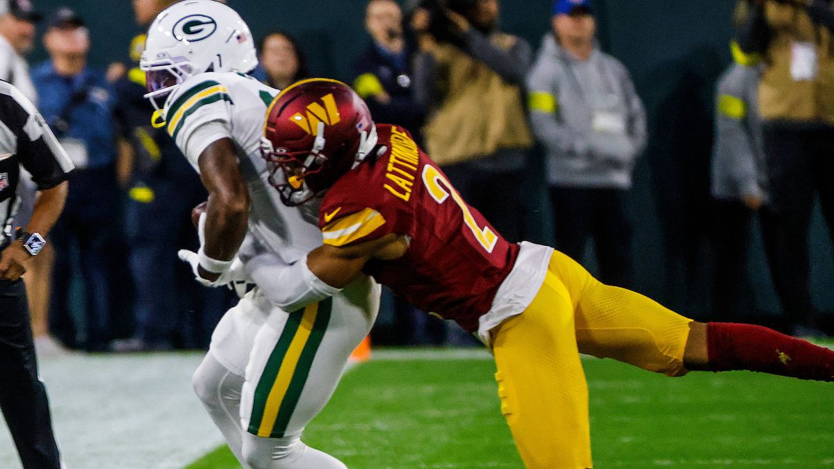 Washington Commanders cornerback Marshon Lattimore drives Green Bay Packers wide receiver Dontayvion Wicks out of bounds in the first half of the NFL, American Football Herren, USA game between the...