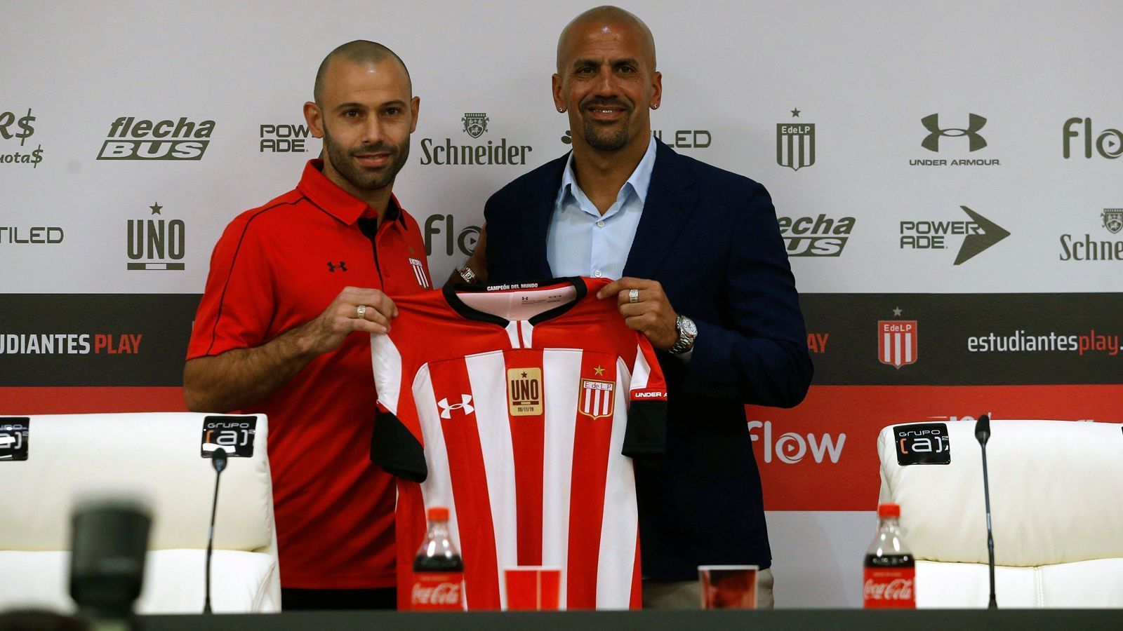 
                <strong>Javier Mascherano (Neuzugang Estudiantes La Plata)</strong><br>
                Für den Ex-Barca-Star Javier Mascherano (li.) geht es im Jahr 2020, nach 15 Jahren im Ausland, wieder in Richtung argentinische Heimat. Der 35-Jährige wechselt vom chinesischen Erstligisten Hebei China Fortune zu Estudiantes La Plata. Klubboss Juan Sebastian Veron (re.) konnte den Defensiv-Routinier und 147-maligen Nationalspieler ablösefrei verpflichten. Mit Barcelona gewann Mascherano einst unter anderem zwei Mal die Champions League und je fünf Mal die spanische Meisterschaft bzw. den spanischen Pokal.
              