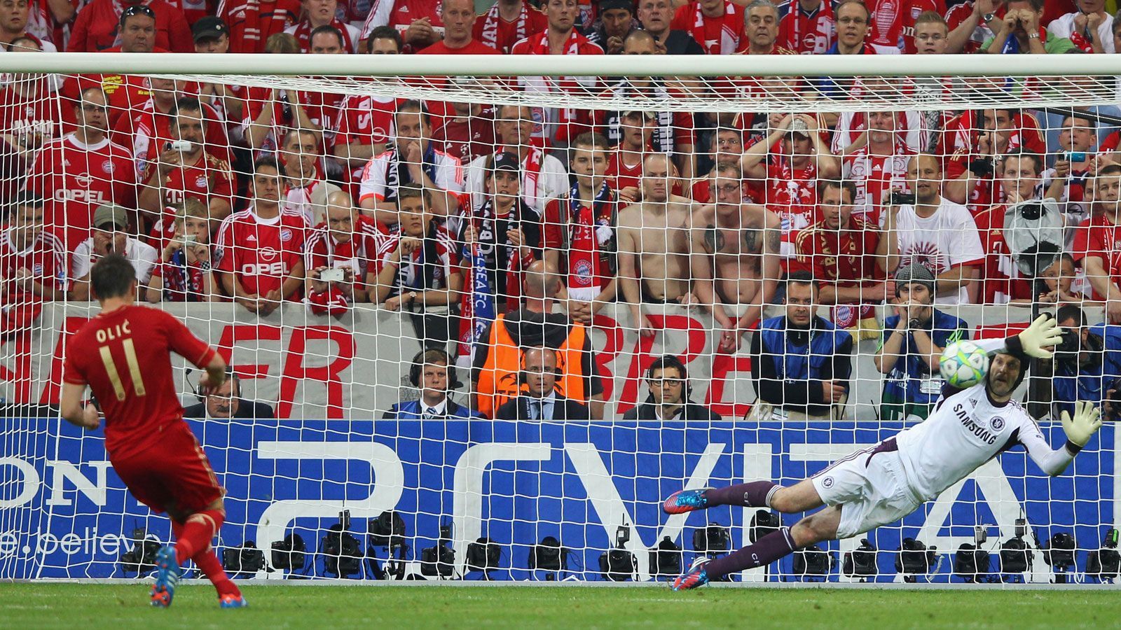 
                <strong>2012: FC Bayern München - FC Chelsea 3:4 i.E. (1:1 n.V.)</strong><br>
                Das "Finale dahoam". Noch nie hatte ein Klub im eigenen Stadion die Champions League gewonnen. Das wollten die Bayern ändern. Am 19. Mai 2012 traf man auf den FC Chelsea und dominierte die "Blues" über die komplette Spielzeit. Thomas Müller machte in der 83. Minute das erlösende 1:0. Doch Didier Drogba glich fünf Minuten später nach dem ersten Eckball für Chelsea aus. In der Verlängerung scheiterte Arjen Robben dann per Elfmeter an Petr Cech und auch im Elfmeterschießen behielten die Londoner die Oberhand. Für Bayern scheiterte unter anderem Ivica Olic (Foto). Wieder kein Titel für das Heimteam.
              