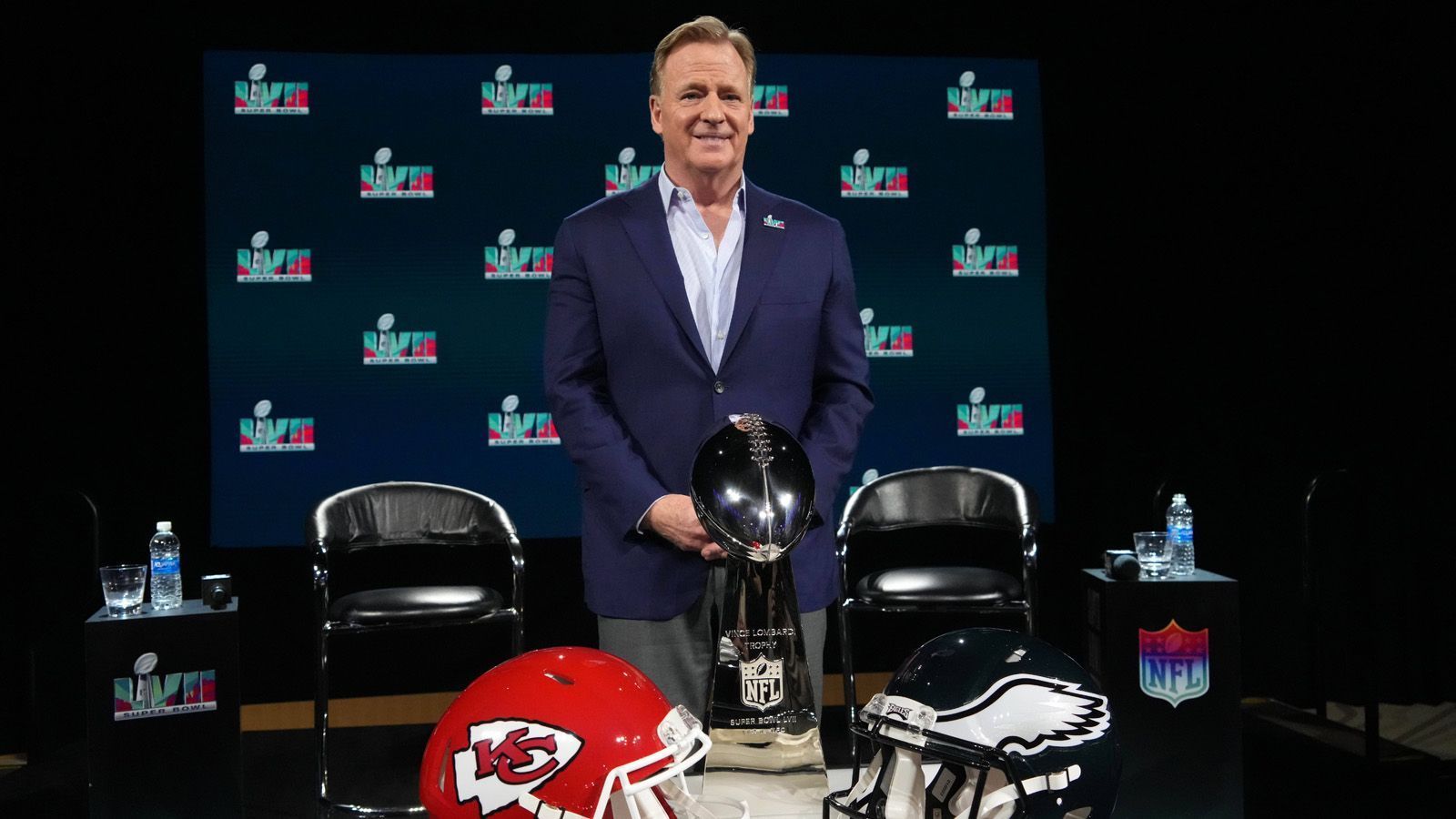 
                <strong>Roger Goodell - Werdegang des mächtigsten Mannes der NFL</strong><br>
                Roger Goodell übernahm 2006 den Posten als Commissioner der NFL und ist damit seit mittlerweile 17 Jahren der mächtigste Mann der Liga. Berichten zufolge soll er demnächst seine vierte Vertragsverlängerung unterschreiben - gleichbedeutend mit einem neuen Rekord-Deal. Aber wie kam Goodell in diese Position, was hat er in seiner Amtszeit geleistet? ran präsentiert den Werdegang des NFL-Bosses.
              