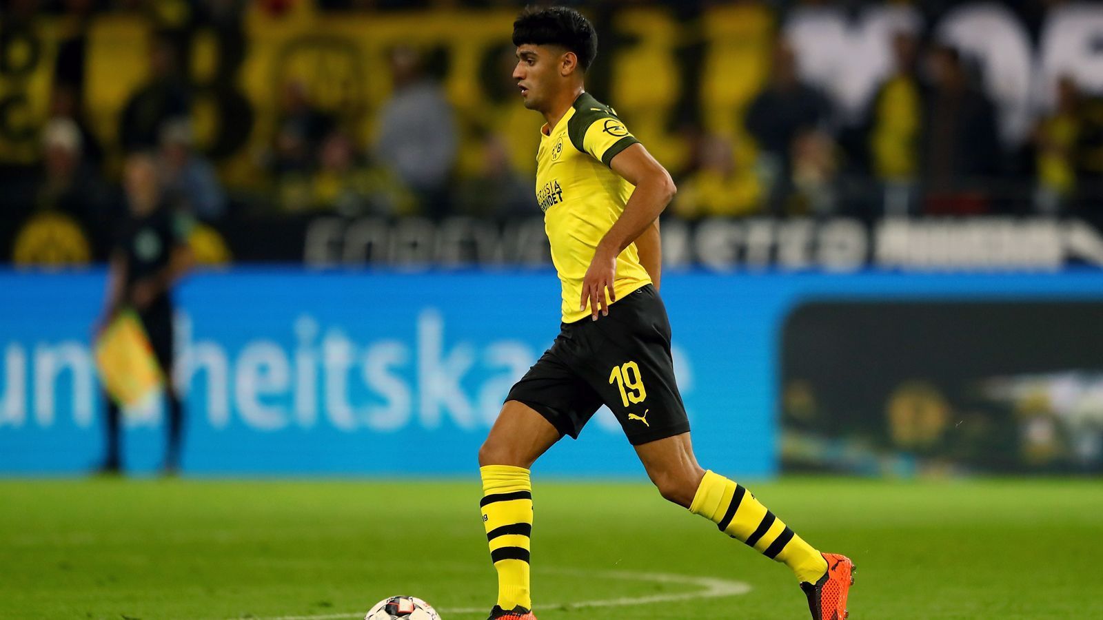 
                <strong>Mahmoud Dahoud (Borussia Dortmund)</strong><br>
                Ein hundertprozentiges Upgrade zu Weigl. Dahoud ist bissig, zeigt Präsenz und führt den BVB von der Zentrale aus nach vorne. Ergänzt sich gut mi Witsel, gemeinsam bekommen sie mehr Zugriff aufs Spiel. Zwar hat er auch seine Probleme, wenn die Münchner schnell spielen, aber Dahoud ist ein Schlüsselspieler für den Dortmunder Aufschwung im zweiten Durchgang. ran-Note: 2
              