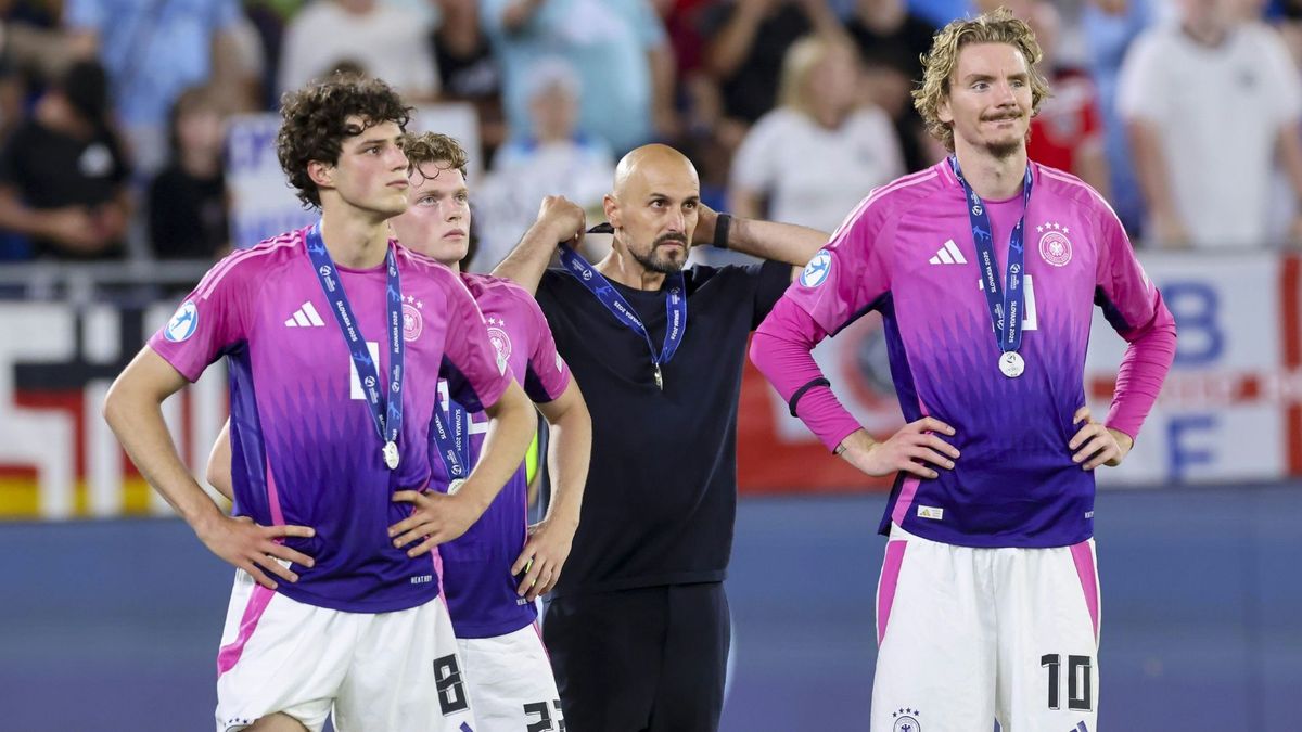 Die U21 um Woltemade (r.) nach dem Endspiel