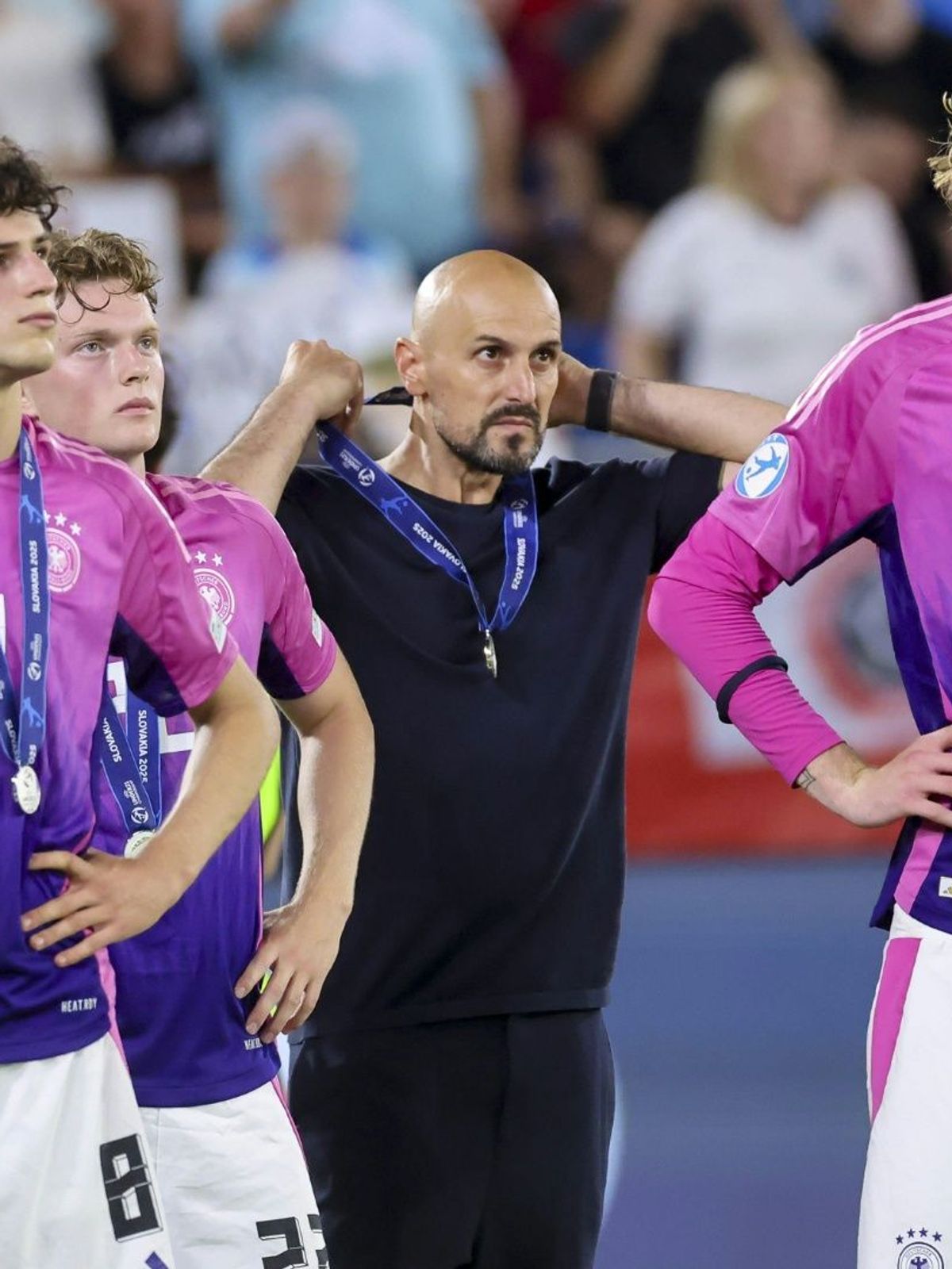 Die U21 um Woltemade (r.) nach dem Endspiel