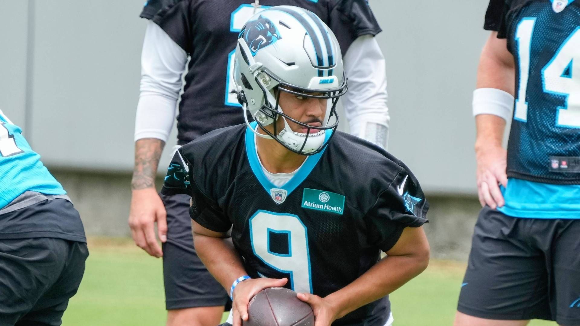 <strong>Bryce Young (Quarterback, Carolina Panthers)</strong><br>Frank Reich, Head Coach der Carolina Panthers, kündigte bereits an, dass sein Team auf Bryce Young als Starter setzen wird. Gleichzeitig gab er aber auch bekannt, dass Young in der Preseason NFL-Luft schnuppern soll und Einsatzzeit erhalten wird.&nbsp;