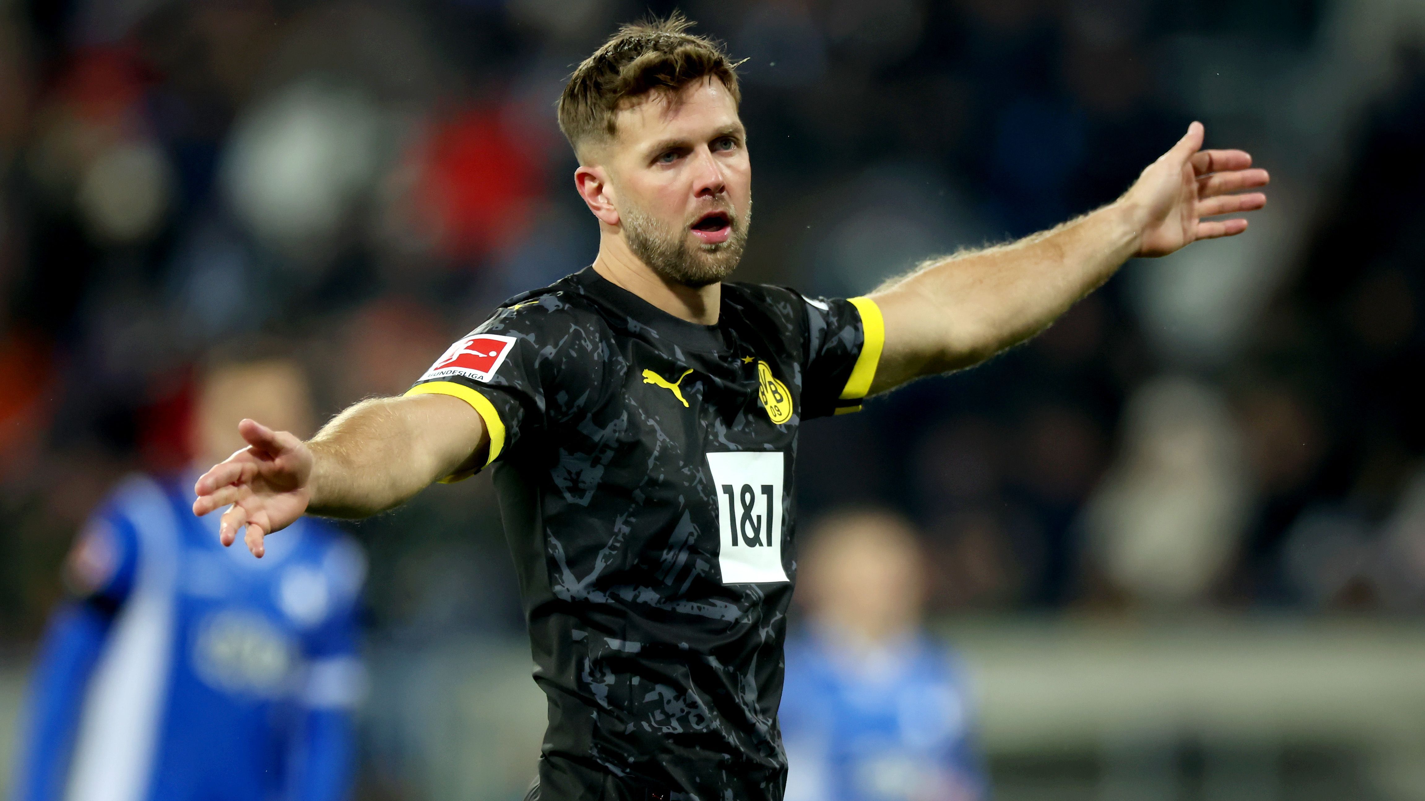<strong>Niclas Füllkrug</strong><br>Als Stoßstürmer hat Niclas Füllkrug gegen die Darmstädter Abwehrhünen um Maglica und Klarer einen ganz schweren Stand. In den körperbetonten Zweikämpfen kann sich der BVB-Angreifer kaum einmal behaupten. Und wenn er dann mal Bälle am Fuß hat, braucht er zu lange, um abzuschließen. Gut zehn Minuten vor dem Ende wird er durch Moukoko ersetzt. <strong><em>ran</em>-Note: 4</strong>