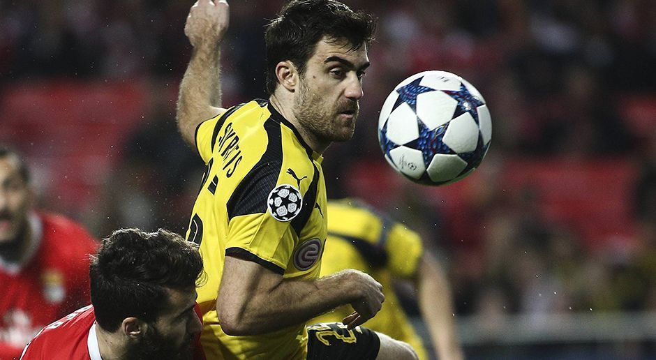 
                <strong>Sokratis</strong><br>
                Sokratis: Bekommt nach fünf Minuten von Benficas Salvio fast einen Knoten in die Beine gespielt. Als der BVB die erste Drangphase der Portugiesen überstanden hat, souveräner. Im Aufbauspiel versucht Sokratis keine Experimente, seine Anspielstationen heißen meist Weigl und Bartra. Beim Führungstor der Portugiesen irgendwo, nur nicht an Luisao dran. ran-Note: 3,5
              