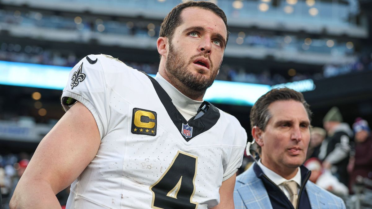 NFL, American Football Herren, USA New Orleans Saints at New York Giants Dec 8, 2024; East Rutherford, New Jersey, USA; New Orleans Saints quarterback Derek Carr (4) walks off the field after field...