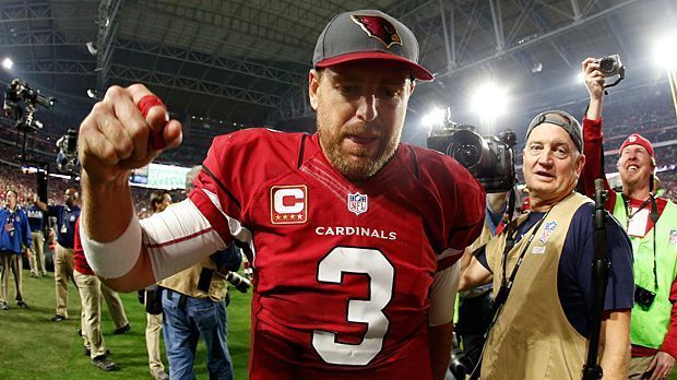 
                <strong>Carson Palmer</strong><br>
                Platz 3 - Arizona Cardinals: Die Cardinals sind auswärts bei den Panthers für mich Underdog. Gegen Green Bay haben die Cardinals nicht überzeugt, Quarterback Carson Palmer war "shaky", wie die Amerikaner sagen. Drei Touchdowns standen zwei Interceptions gegenüber, er hat schlechte Pässe geworfen. Für Palmer war es nach 83 Siegen in der Regular Season der erste Playoff-Sieg, ich würde es ihm gönnen, in den Super Bowl einzuziehen. 
              