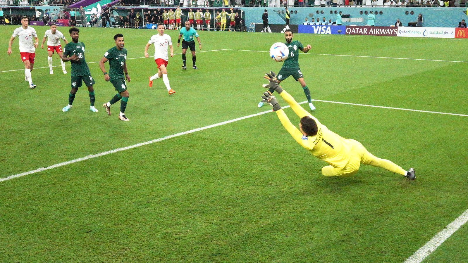 
                <strong>Robert Lewandowski-Watch: So schlug sich Polens Torjäger gegen Saudi-Arabien</strong><br>
                Kurz nach dieser Führung konnten sich Lewandowski und Co. dann bei ihrem Keeper Wojciech Szczesny bedanken, der erst einen Foulelfmeter und danach auch noch einen Nachschuss des saudi-arabischen Mittelfeldspielers Salem Al-Dawsari bzw. des Defensivspielers Mohammed Al-Burayk mit absoluten Weltklasseparaden abwehrte. 
              