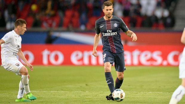 
                <strong>Thiago Motta (34 Jahre, defensives Mittelfeld)</strong><br>
                Zwischen Januar 2012 und Juni 2017 hielt Thiago Motta seine Knochen für Paris St. Germain hin, räumte mit den Franzosen unter anderem vier Meistertitel und drei Pokalsiege ab. Doch zu einer Vertragsverlängerung kam es schlussendlich nicht. So ist der 34-Jährige ablösefrei zu haben. Dabei kam der Italiener mit Wurzeln in Brasilien in der Saison 2016/17 immerhin zu 30 Einsätzen für PSG in der Ligue 1. Laut "Gazzetta dello Sport" soll der FC Genua Interesse am Mittelfeld-Routinier haben. In der Saison 2008/09 spielte Motta bereits für den Klub aus der Hafenstadt.
              