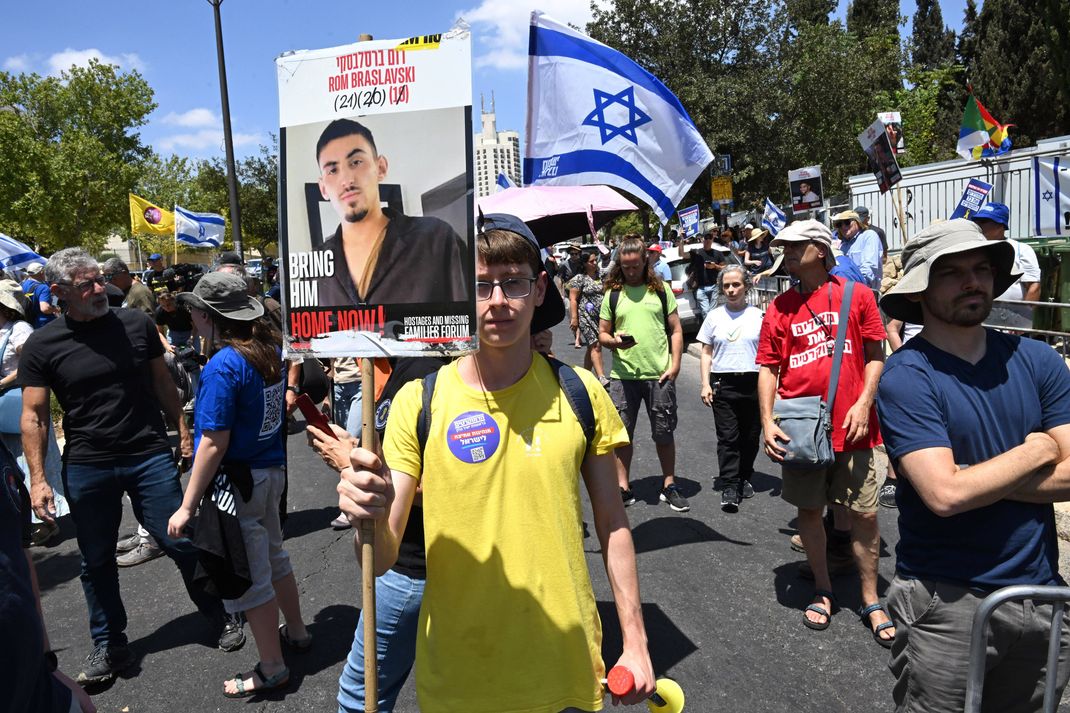 Auf Demos in Jerusalem wird die Freilassung der Geiseln, unter anderem des Deutsch-Israelis Braslavski, und ein Ende des Gazakriegs gefordert.