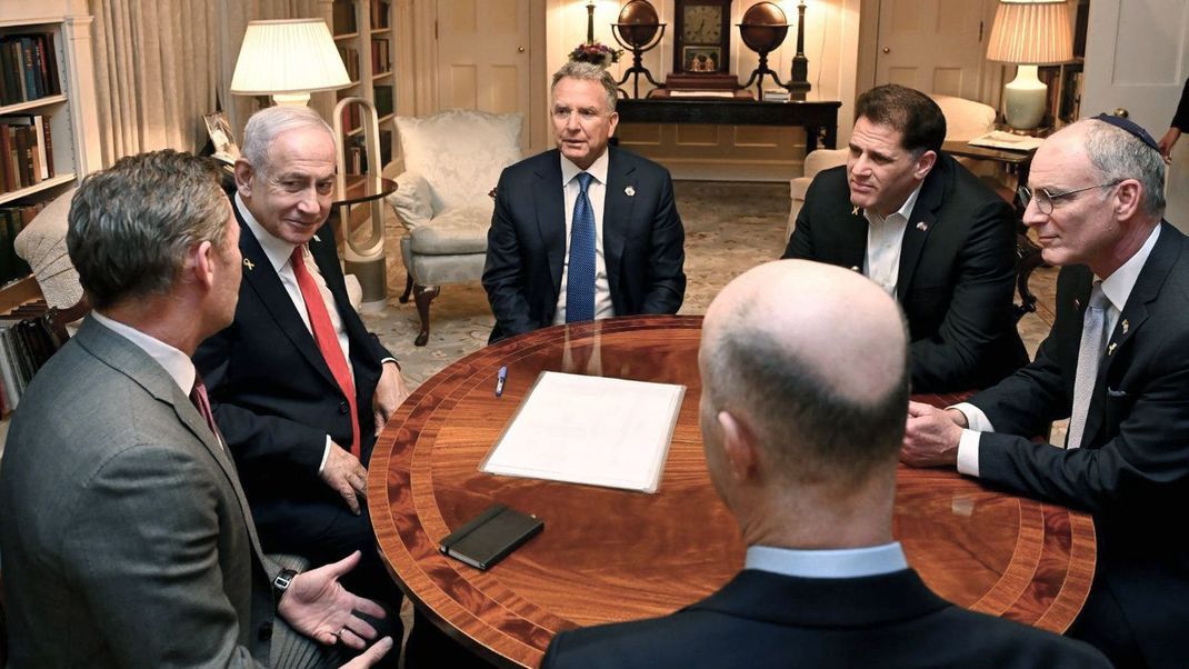 Benjamin Netanjahu (2.v.l), Ministerpräsident Israels, trifft sich mit dem Nationalen Sicherheitsberater der USA, Mike Waltz (l), und dem Sondergesandten von US-Präsident Donald Trump für den Nahen Osten, Steve Witkoff (3.v.l).