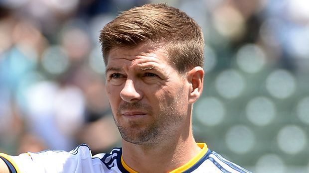 
                <strong>Steven Gerrard 2015</strong><br>
                Steven Gerrard - 2015. Steven Gerrard ist 2015 eine lebende Legende für alle Liverpool-Anhänger. Mittlerweile kickt Gerrard für L.A. Galaxy und zeigt sich auch hier als Führungsspieler auf dem Platz. 
              