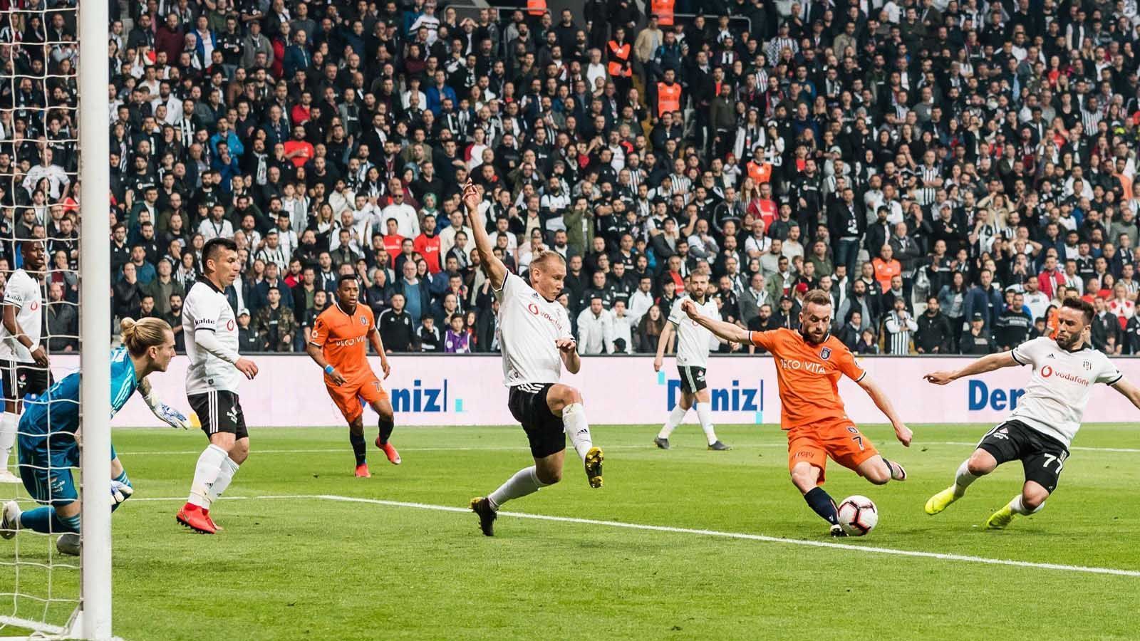 
                <strong>Die Karriere von Loris Karius</strong><br>
                Bei Besiktas erhält er wieder das Vertrauen und absolviert in seiner ersten Saison 30 Ligaspiele, wovon er in sechs Partien ohne Gegentor bleibt. Frei von Patzern ist Karius allerdings nicht und die türkische Medienlandschaft zählt ihn mehrfach an. 
              