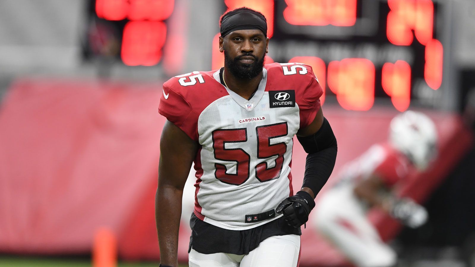 
                <strong>Chandler Jones (Defensive End)</strong><br>
                Gemeinsam mit Neuzugang J.J. Watt wird Chandler Jones in der kommenden Saison für die Arizona Cardinals auf Quarterback-Jagd gehen. Zuvor musste sich der 31-Jährige von einer Bizeps-Verletzung erholen, die ihn seit dem 5. Spieltag 2020 außer Gefecht gesetzt hatte.
              