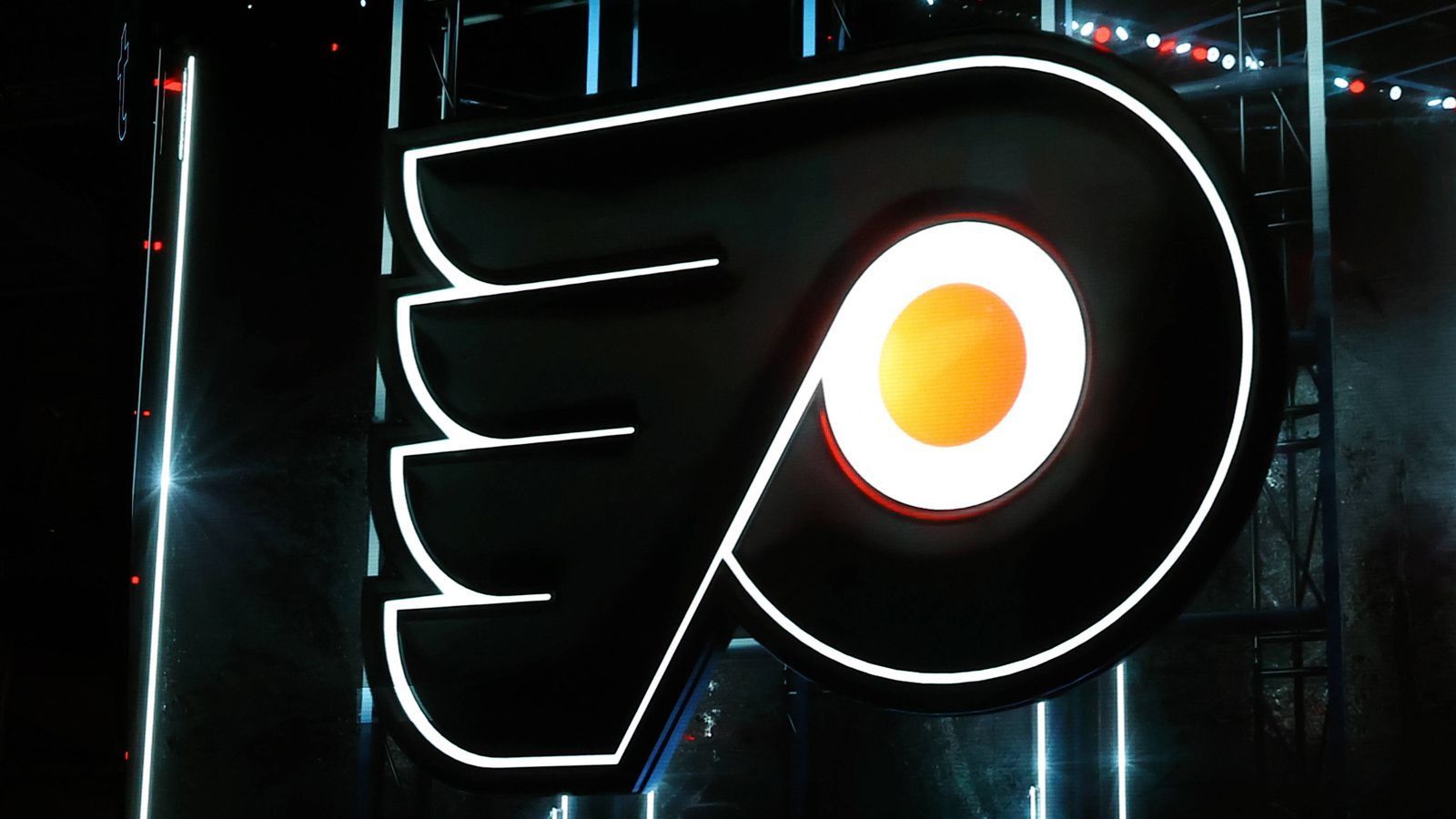 
                <strong>Philadelphia Flyers</strong><br>
                Der Name Flyers entsprang zwar einer öffentlichen Fan-Umfrage, die Schwester des damaligen Teambesitzers Ed Snider soll aber auch eine große Anhängerin des Namen gewesen sein. Die Bezeichnung Flyer soll Schnelligkeit und Geradlinigkeit symbolisieren.
              