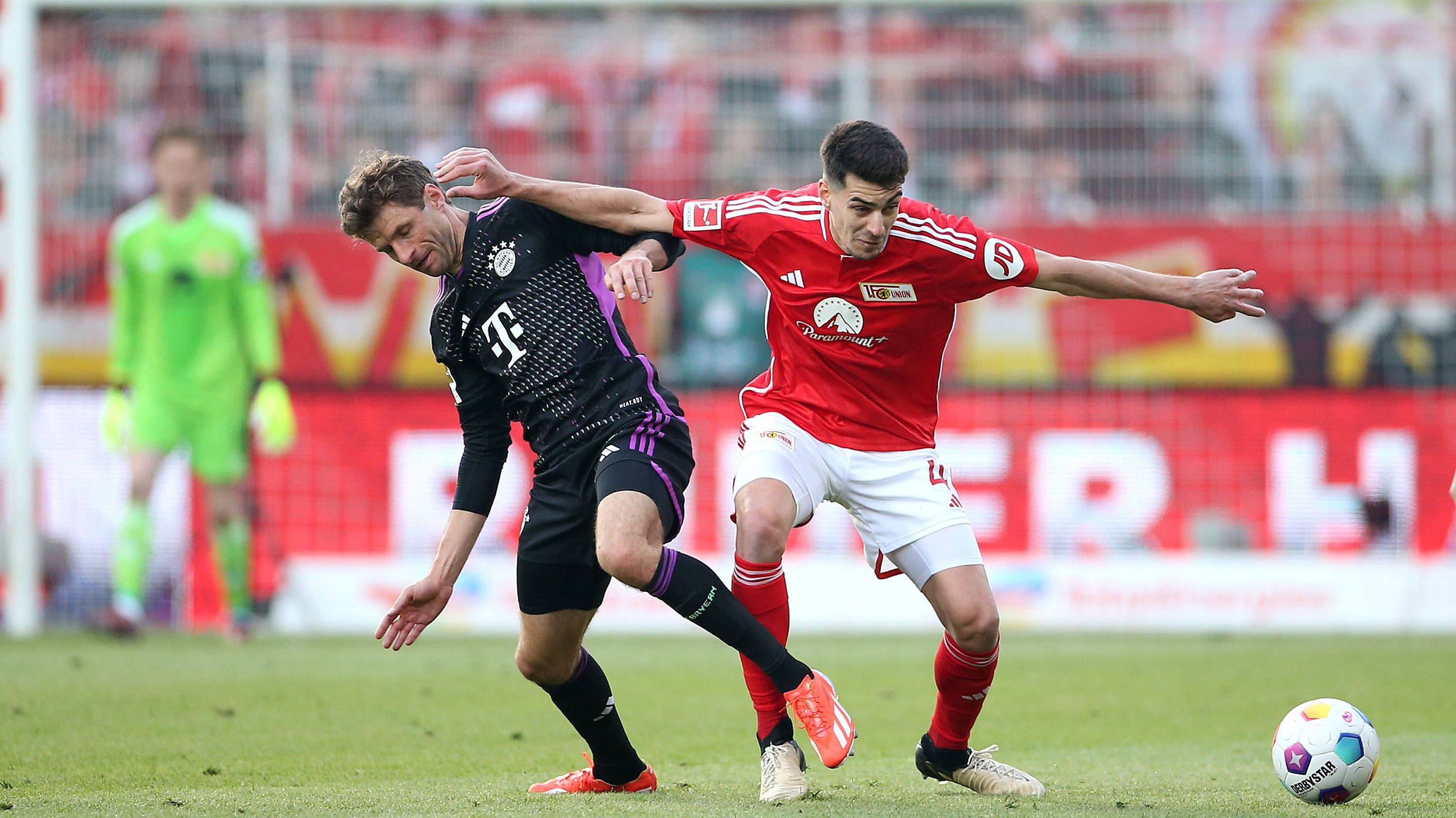 <strong>Thomas Müller</strong><br>Der doppelte Torschütze zum 3:0 und 5:0! Nachdem Müller beide Champions-League-Spiele gegen Arsenal von der Bank aus verfolgen muss, darf er in der Bundesliga wieder von Anfang an spielen. Nicht nur wegen der Tore ist Müller wichtig: Er dirigiert seine Mitspieler, hat eine gute Spielübersicht und auch großen Anteil am 1:0, weil er den Ball zu Goretzka durchlässt. <em><strong>ran</strong></em>-Note: 1