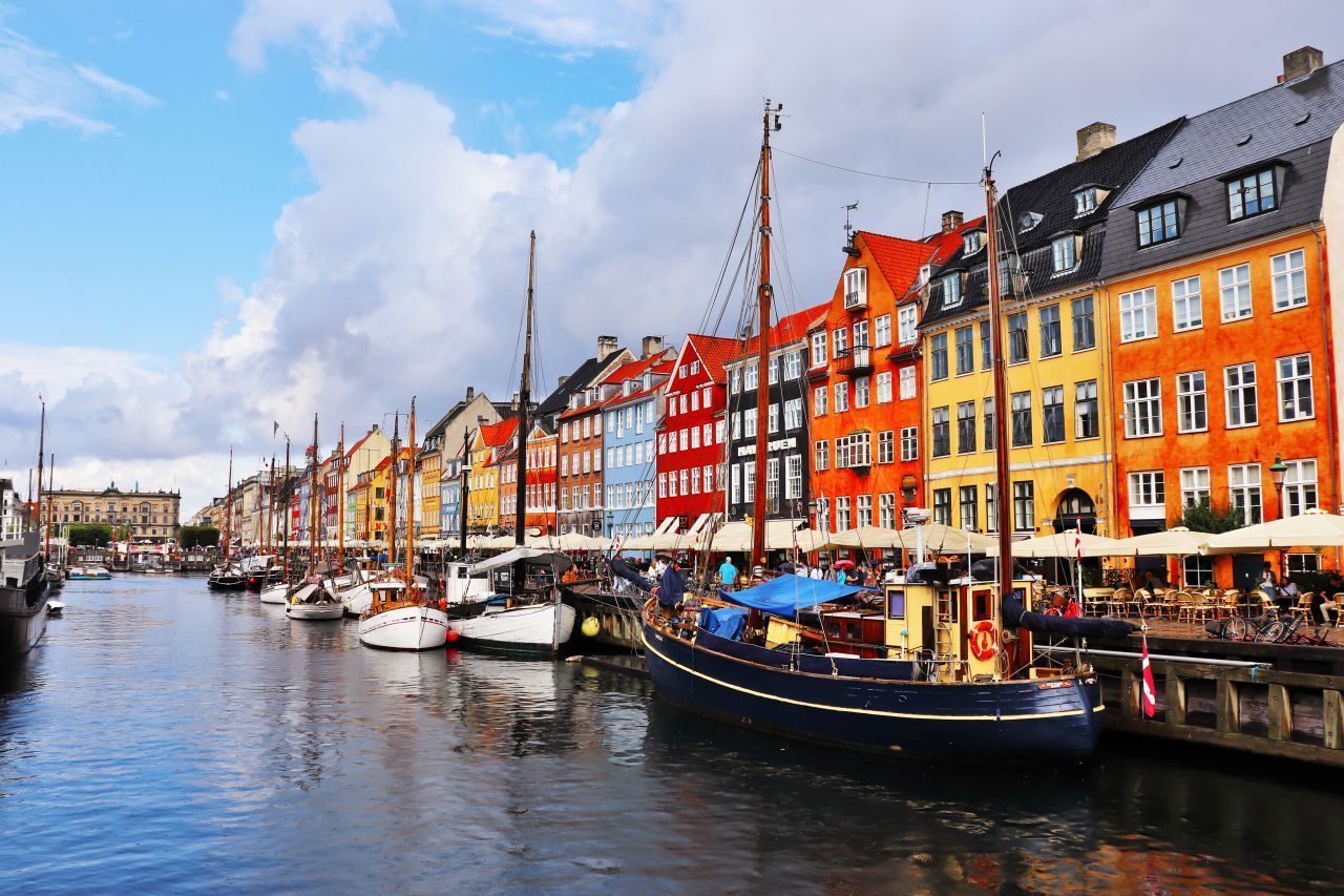 Grauer Himmel? Dafür setzt die Architektur Farb-Akzente, denn auch der Norden ist erstaunlich bunt. Zum Beweis präsentiert sich hier eine Flaniermeile Kopenhagens.