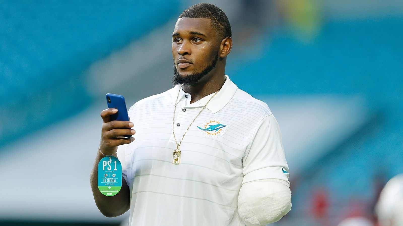 <strong>Kendrick Norton</strong><br>
                2019 erlitt Kendrick Norton einen folgeschweren Schicksalsschlag. Dem damaligen Defensive Tackle der Miami Dolphins&nbsp;wurde nach einem schweren Autounfall der linke Arm amputiert.&nbsp;Norton musste seine Football-Karriere beenden, kämpfte sich dennoch zurück ins Leben und nutzt nun seine Reichweite, um anderen Betroffenen zu helfen. Er hält Motivationsreden und rief die gemeinnützige Organisation "Kendrick Norton Angel's" ins Leben, die Kinder mit Amputationen und deren Familien unterstützt.