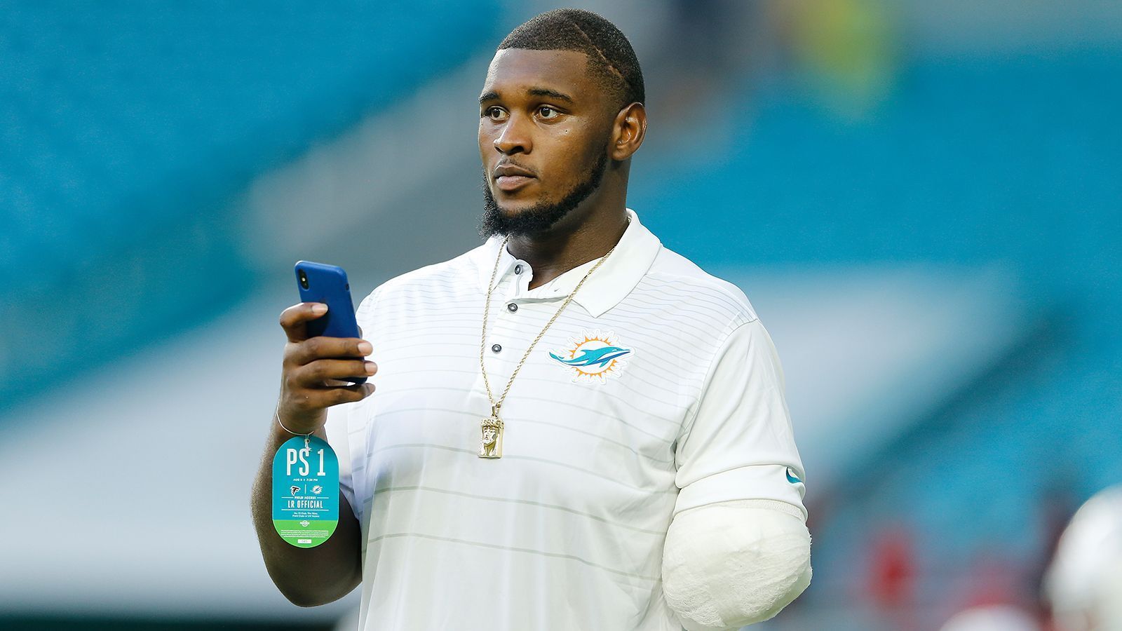 
                <strong>Kendrick Norton</strong><br>
                2019 erlitt Kendrick Norton einen folgeschweren Schicksalsschlag. Dem damaligen Defensive Tackle der Miami Dolphins wurde nach einem schweren Autounfall der linke Arm amputiert. Norton musste seine Football-Karriere beenden, kämpfte sich dennoch zurück ins Leben und nutzt nun seine Reichweite, um anderen Betroffenen zu helfen. Der 23-Jährige hält Motivationsreden und rief die gemeinnützige Organisation "Kendrick Norton Angel's" ins Leben, die Kinder mit Amputationen und deren Familien unterstützt. Norton sagte im einem Interview mit "Miami Herald": "Halt dich nicht am Negativen im Leben fest, such die Lösung und sehe das Positive."
              