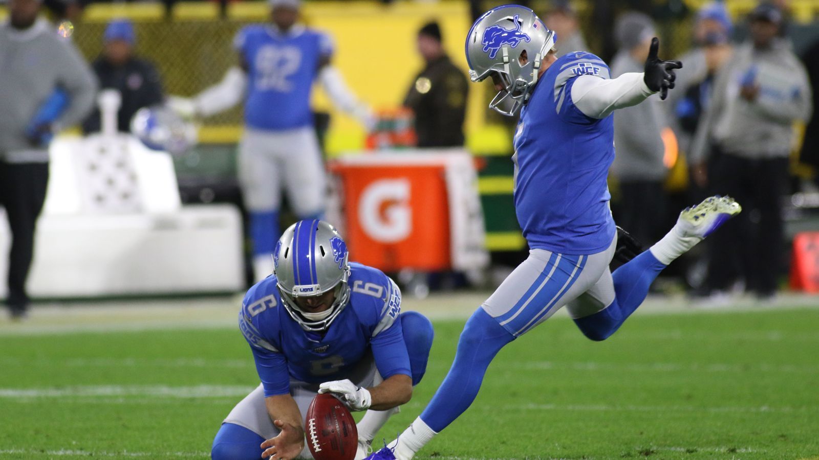 
                <strong>Special Teams und Kicker: Detroit Lions</strong><br>
                Kicker Matt Prater verwandelte beim 22:23 seiner Detroit Lions bei den Green Bay Packers alle fünf Field Goals - das längste aus 54 Yards - und brachte auch den einzigen Extrapunkt unter.Gesamtpunktzahl: 20
              