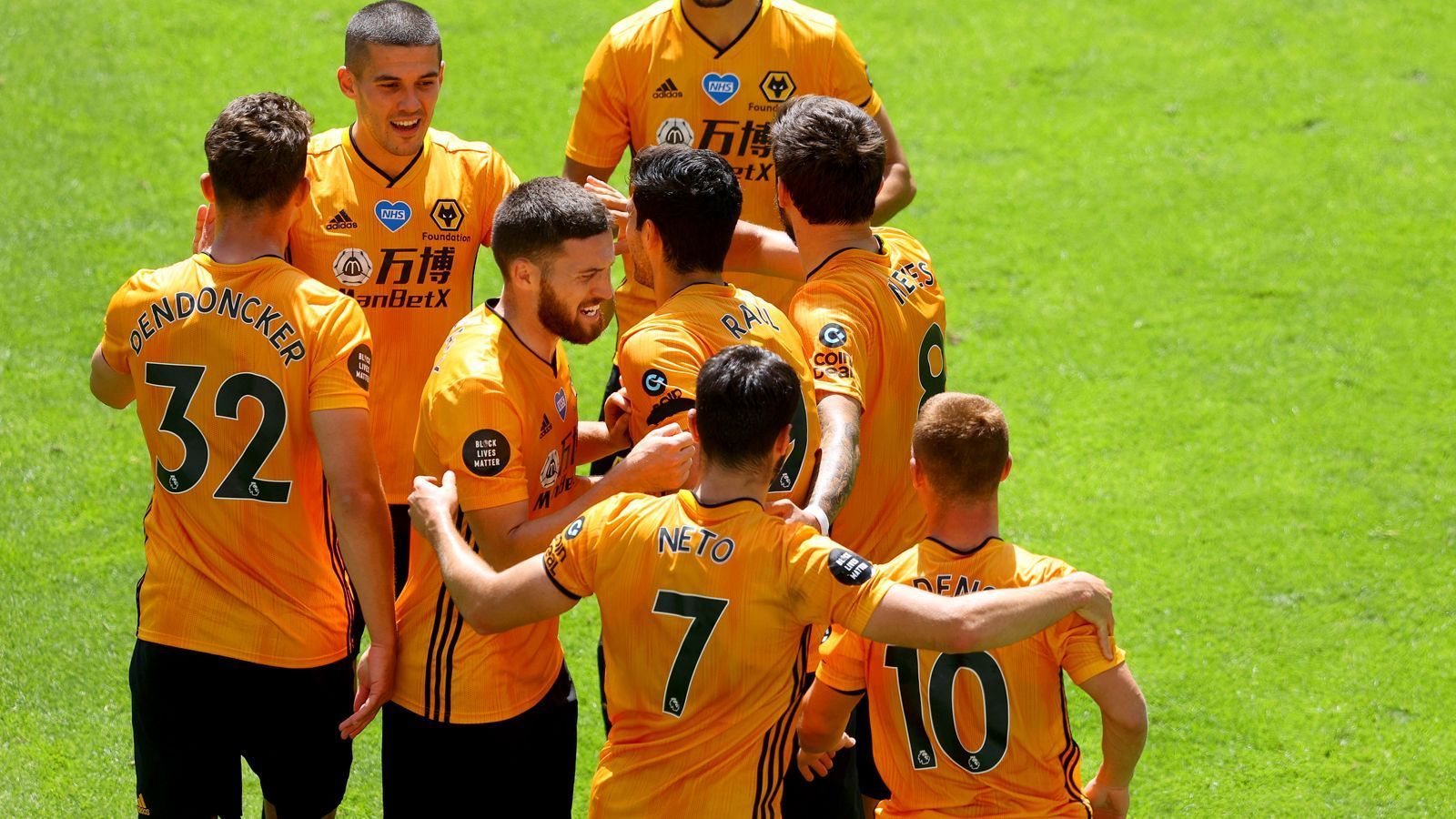 
                <strong>Wolverhampton Wanderers (Premier League/England)</strong><br>
                Die Wolves kehrten 2018 in die Premier League zurück und waren seitdem für die ein oder andere Überraschung gut. Schon in der vergangenen Saison platzierte sich die Mannschaft im oberen Tabellendrittel und qualifizierte sich überraschend für die Europa League. In dieser Saison scheint Wolverhampton sogar noch einen Tick besser zu sein, aktuell (Stand: 12. Juli) steht die Mannschaft von Trainer Nuno Espirito Santo auf Platz sechs und lässt damit den großen FC Arsenal und Tottenham Hotspur hinter sich. Die Wolves sind gespickt mit zahlreichen Stars aus Portugal, unter anderem Joao Moutinho und Stürmer Neto, und träumen insgeheim sogar von der Teilnahme an der Champions League.  
              