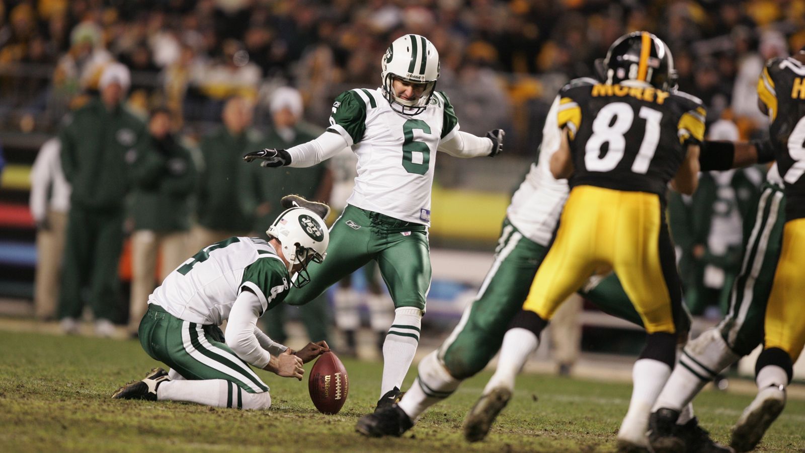 
                <strong>Season 2004: Doug Brien (New York Jets)</strong><br>
                Die New York Jets trafen in der Divisional Round auf die Steelers. Pittsburgh sollte erneut im entscheidenden Augenblick alles Glück der Welt gepachtet haben. Jets-Kicker Doug Brien hatte mit weniger als zwei Minuten übriger Spielzeit zwei Mal die Möglichkeit zum Ausgleich, scheiterte jedoch beide Male. Langer Rede, kurzer Sinn: die Jets verloren mit 17:20. 
              