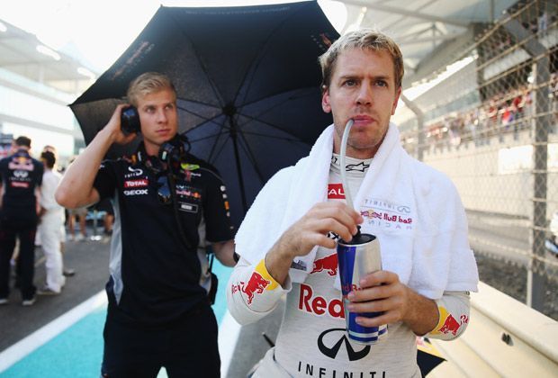 
                <strong>Champion und Schattenmann</strong><br>
                Auch in Abu Dhabi immer an Vettels Seite: Physiotherapeut Heikki Houvinen folgt dem Champion auf Schritt und Tritt. Seit Ende 2011 sorgt der ehemalige Eishockey-Spieler für das Wohlbefinden des Heppenheimers
              
