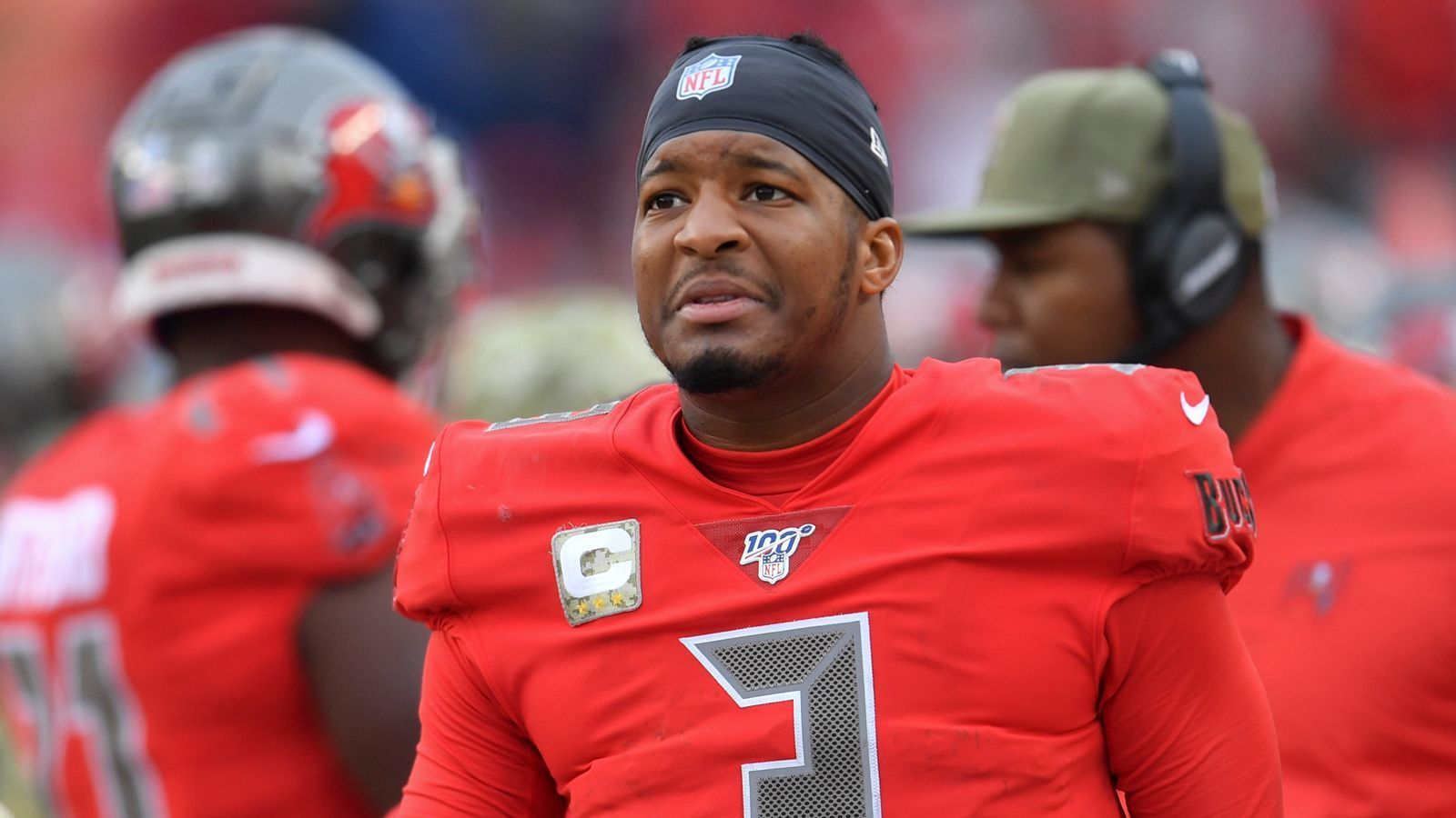 
                <strong>Tampa Bay Bucaneers</strong><br>
                Die Angst steht Jameis Winston schon ins Gesicht geschrieben. Am kommenden Sonntag trifft er mit seinen Tampa Bay Buccaneers auf die Division-Rivalen Atlanta Falcons und ist zum Siegen verdammt. Es haben zwar beide Teams eine Bilanz von 3-7, allerdings haben die Falcons auch bei einer Heim-Niederlage gegen die Bucs noch eine Chance, die Post-Season zu erreichen. Matt Ryan und Co. haben nämlich anschließend noch vier Division-Matchups, die die Falcons theoretisch noch gewinnen könnten. Für das Team von Bruce Arians sieht das anders aus - eine Niederlage gegen die Falcons würde das vorzeitige Aus bedeuten. 
              