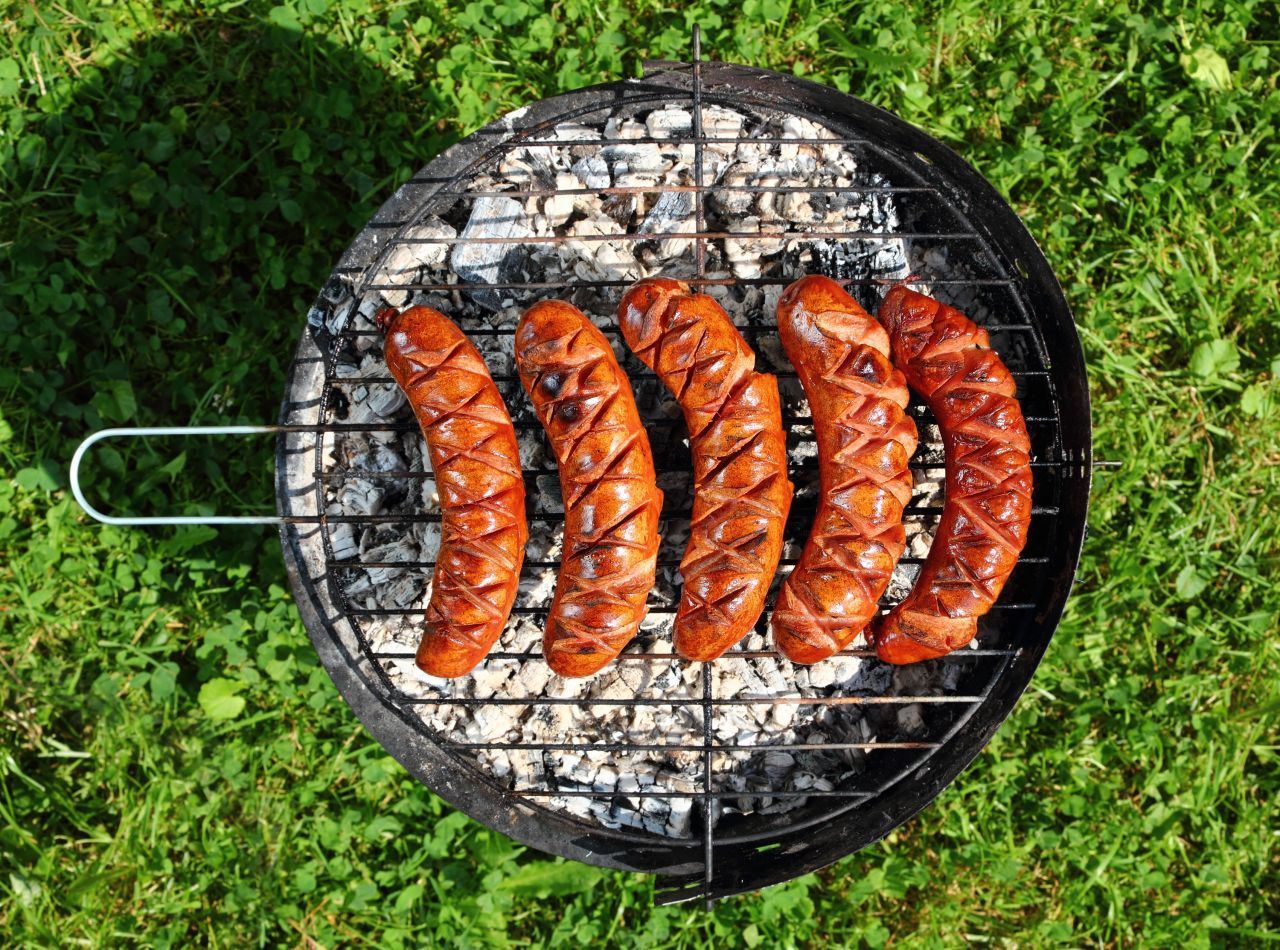 Wenn's um Feuer und Flamme geht, sorgt DIN EN 1860-1 bei Grillgeräten für die nötige Sicherheit und Standfestigkeit. Genormte Holzkohle enthält keine gesundheitsschädlichen Inhaltsstoffe, genormte Anzündhilfen können weder verpuffen noch explodieren. Der Abstand zwischen den Grillrost-Stäben darf maximal 20 Millimeter betragen, damit Bratwürste nicht hindurchfallen können. Grobe Bratwürste beispielsweise haben einen Durchmess