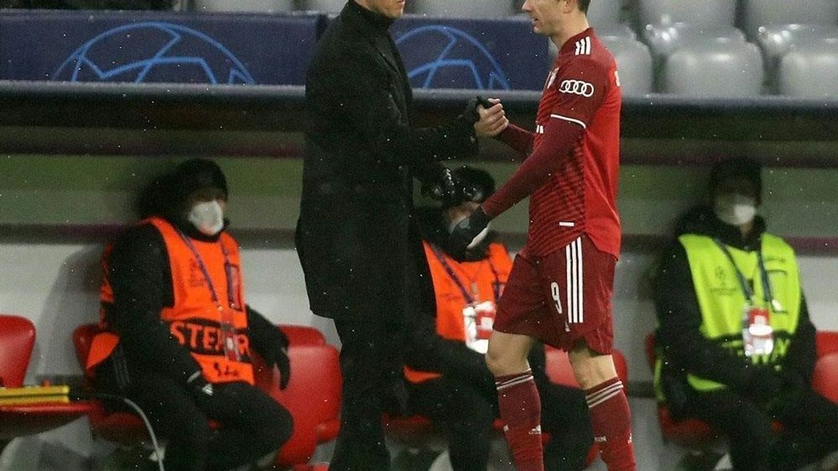 Julian Nagelsmann (l.) geht von Lewandowski-Verbleib aus