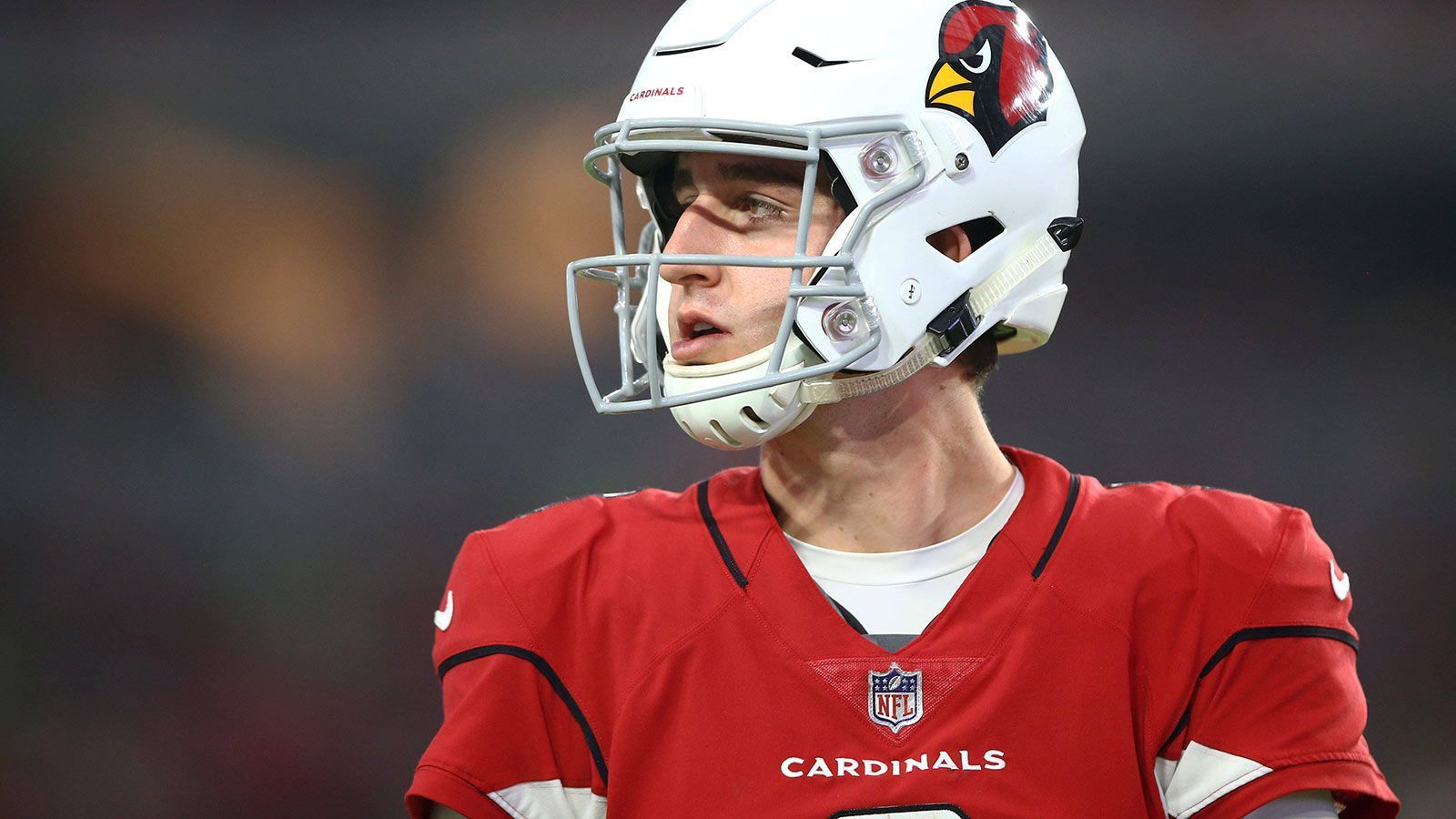 
                <strong>Josh Rosen (Pick 10 im Draft 2018, Arizona Cardinals)</strong><br>
                Nach dem Draft 2018 beschwerte sich Josh Rosen noch, nur Pick Nummer 10 gewesen zu sein. Seinem eigenen Anspruch wurde der Quarterback nie gerecht. Nach nur einem Jahr holten die Arizona Cardinals Kyler Murray. Rosen unterschrieb zuletzt für das Practice Squad der Minnesota Vikings.&#x2022; Aktuelle Situation: Practice Squad der Minnesota Vikings <br>&#x2022; 16 Spiele von Beginn an (3-13)<br>&#x2022; 2.864 Passing Yards und 151 Rushing Yards<br>&#x2022; 12 Passing TDs bei 21 INTs<br>&#x2022; 54,0 Prozent Passgenauigkeit und 5,8 Yards pro Lauf<br>
              