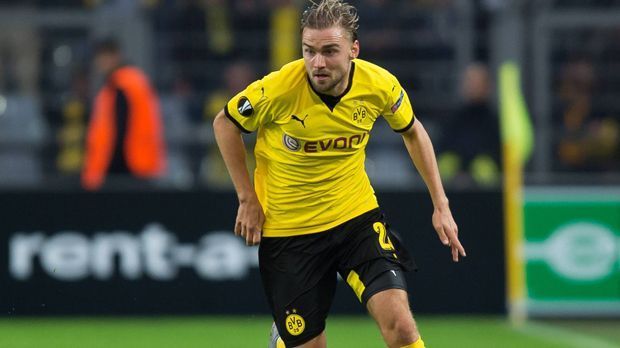 
                <strong>Linker Verteidiger: Marcel Schmelzer</strong><br>
                Linker Verteidiger: Marcel Schmelzer. Der Linksverteidiger versuchte sich aufgrund mangelnder Beschäftigung in der Defensive, immer wieder mit in die Offensive einzuschalten. Große Akzente konnte er aber keine setzen. Ein insgesamt unauffälliger Auftritt. Allerdings ohne Fehl und Tadel. ran-Note: 3
              