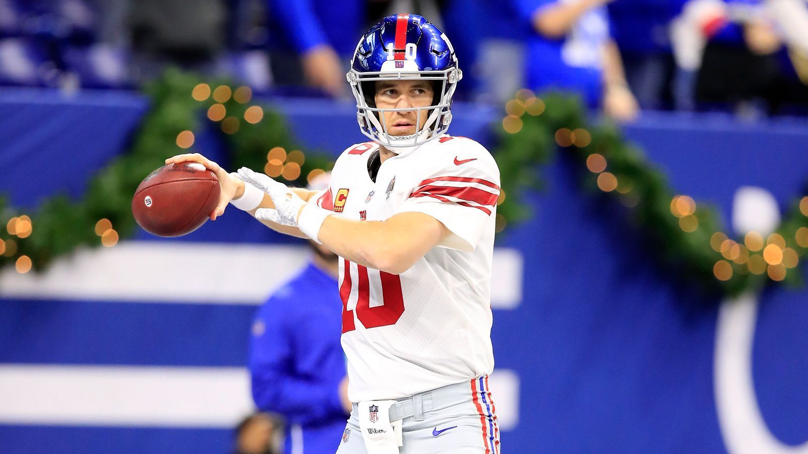 
                <strong>Eli Manning (New York Giants): seit 2004</strong><br>
                Der 38-Jährige wurde 2004 als erster Spieler im Draft ausgewählt - allerdings von den San Diego Chargers. Eli wollte aber auf keinen Fall in San Diego spielen und wurde daher im Tausch gegen Philip Rivers und Draftpicks nach New York getradet. Mit dieser Entscheidung haben sowohl die Giants, als auch Manning alles richtig gemacht. Zweimal schlug er Tom Brady und die New England Patriots im Super Bowl und wurde jeweils zum MVP des Spiels ausgezeichnet.
              