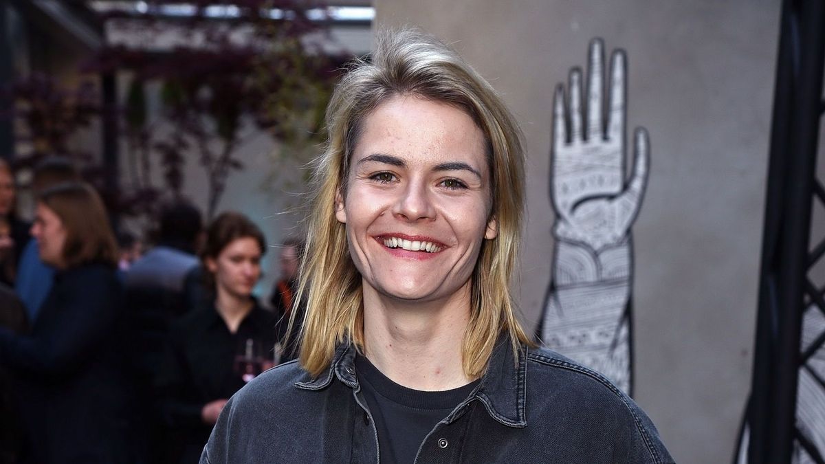 Hazel Brugger nimmt an "Wer stiehlt mir die Show" 2023 teil.
