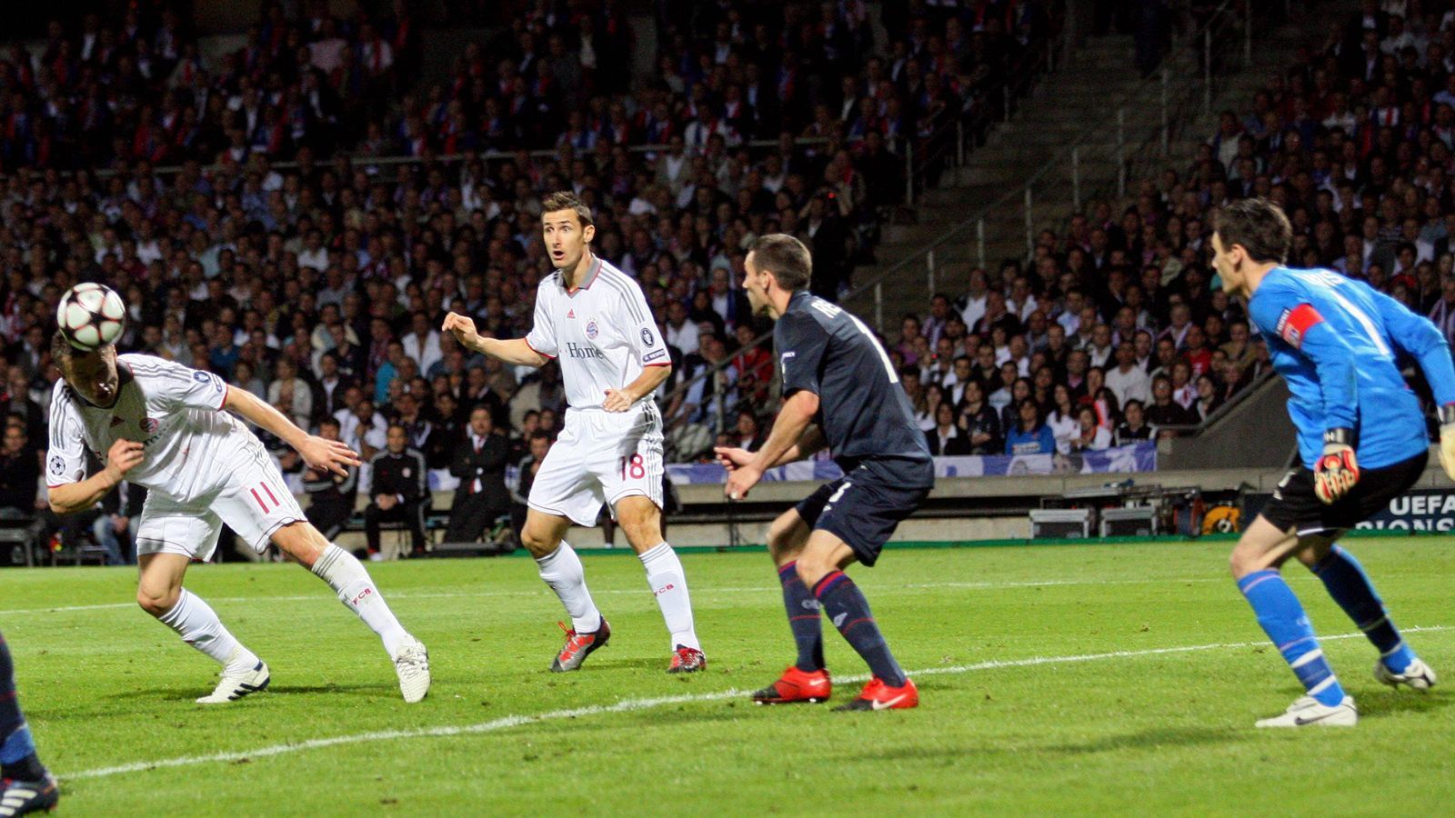 
                <strong>Olympique Lyon - FC Bayern München (Halbfinal-Rückspiel Saison 2009/10)</strong><br>
                Im Rückspiel, dem bislang letzten Duell zwischen Bayern und Lyon, stand bei den Münchnern ein Mann im Mittelpunkt: Ivica Olic (li.). Der kroatische Stürmer erwischte in Lyon einen Sahnetag und erzielte beim 3:0-Sieg der Gäste alle drei Treffer - zuerst mit rechts, dann mit links und schließlich per Kopf. Für den gesperrten Ribery durfte übrigens Hamit Altintop links im Mittelfeld ran und der Türke bereitete dann auch gleich das zweite Olic-Tor vor. In der letzten halben Stunde waren die Bayern in Überzahl, nachdem Lyons Cris mit Gelb-Rot vorzeitig unter die Dusche musste. Im Finale in Madrid verlor der FC Bayern mit 0:2 gegen Inter Mailand. 
              