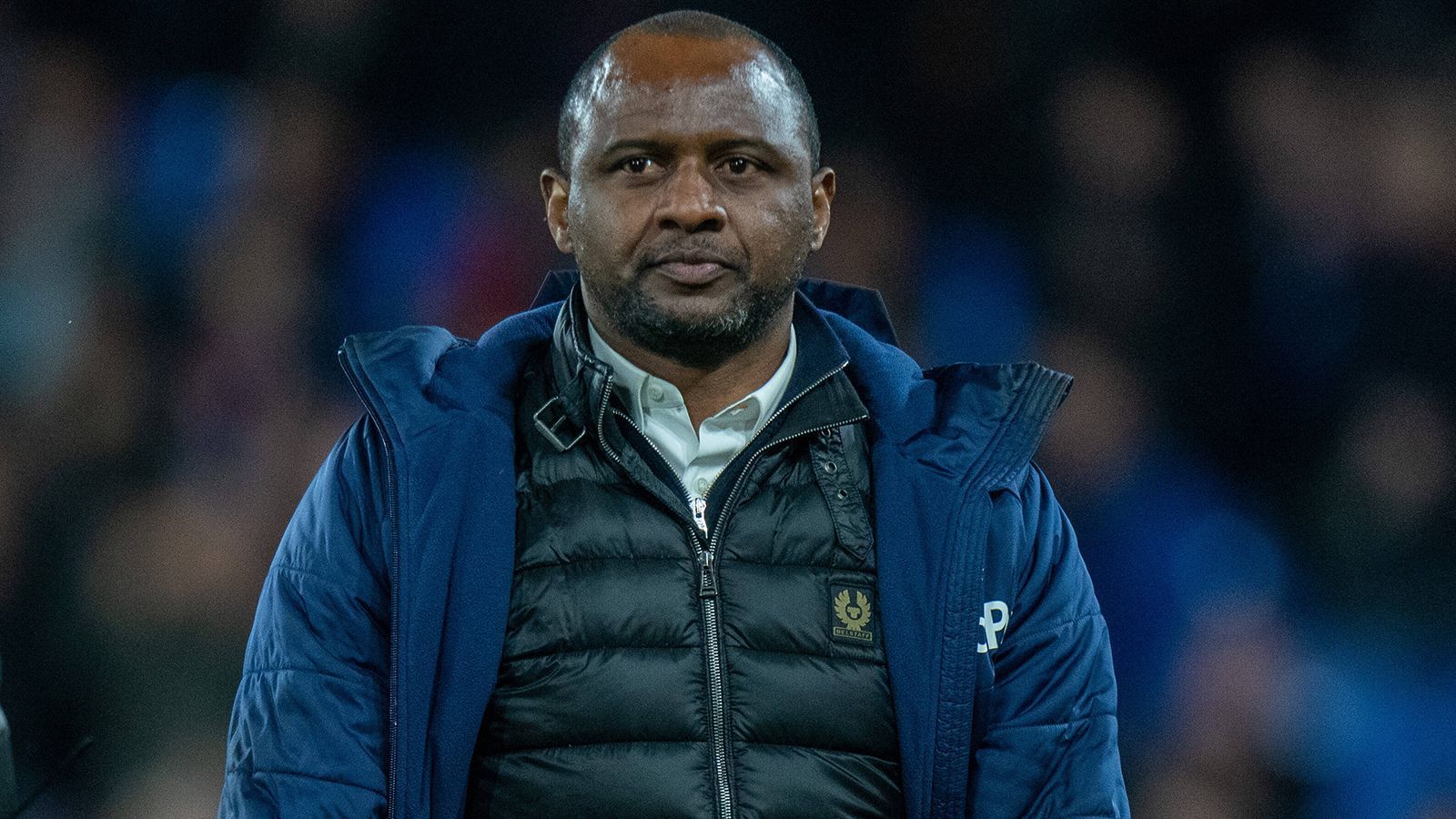 
                <strong>Mittelfeld: Patrick Vieira </strong><br>
                Patrick Vieira war bis vor kurzem Trainer von Crystal Palace. Der Mann mit dem starken rechten Fuß wechselte im Jahr 1996 von AC Mailand zu Arsenal und spielte dort neun Jahre – in denen er drei Mal Meister, vier Mal Pokalsieger und drei Mal Superpokalsieger wurde. Der Fußballer des Jahres 2001 war nicht nur mit Arsenal erfolgreich, mit der französischen Nationalmannschaft wurde er Weltmeister und Europameister. In der Premier League half er den "Gunners" mit 28 Toren und 29 Torvorlagen in 279 Einsätzen.
              