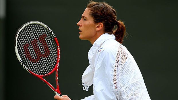 
                <strong>Kleine Rückschläge</strong><br>
                Doch "Petko" unterliegt immer wieder Leistungsschwankungen. In Wimbledon, ihrem ersten Grand Slam 2013, ist für die Deutsche schon in Runde zwei Schluss. Nach großem Kampf unterliegt sie der Amerikanerin Sloane Stephens in drei Sätzen.
              