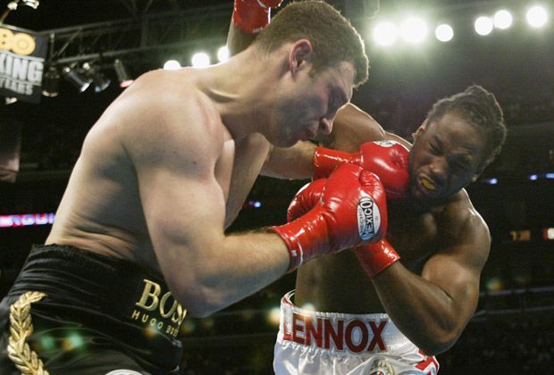 
                <strong>Vitali Klitschko vs. Lennox Lewis</strong><br>
                Einen atemberaubenden Kampf liefern sich Vitali Klitschko und Lennox Lewis im Juni 2003. Die Fans sehen in Los Angeles eine wahre Schlacht, bei der beide Boxer eine Menge einstecken müssen.
              