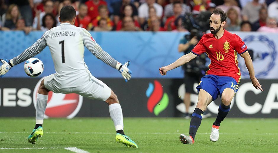 
                <strong>Juanfran</strong><br>
                Juanfran: Leistete sich in der Anfangs-Viertelstunde einige Fehlpässe, kam aber dann immer besser in Tritt. Nach einer halben Stunde setzte sich der Atletico-Verteidiger erstmals über rechts durch und bediente Nolito mit einer schönen Flanke, die der Angreifer von Celta Vigo jedoch knapp verpasste. ran-Note 3
              