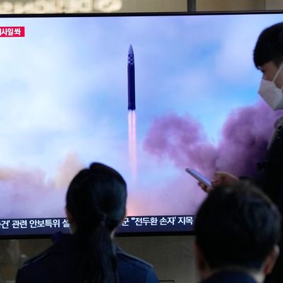 Nordkoreanischer Raketenstart auf einem TV-Bildschirm in Seoul