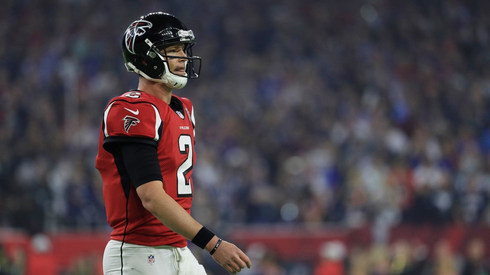 
                <strong>Matt Ryan, Atlanta Falcons - Super Bowl LI</strong><br>
                Der wohl tragischste Fall bei dieser Auszeichnung geht an Matt Ryan. Der Quarterback sah gut 17 Minuten vor Ende von Super Bowl LI beim Stand von 28:3 gegen die New England Patriots wie der sichere Sieger aus. Zuvor hatte "Matty Ice" die Atlanta Falcons zur zweitbesten NFC-Bilanz (11-5) geführt. Trotz 4.944 Passing Yards verpasste er den Passer-Titel knapp, mit 38 Touchdowns setzte er aber eine persönliche Karrierebestmarke. Sein Passer Rating von 117,1 und 9,3 Yards pro Pass waren außerdem Spitzenwerte in der NFL und so erhielt der Quarterback die Auszeichnung zum MVP (und Offensive Player of the Year). In den Playoffs gelangen den Falcons zwei dominante Siege, im Super Bowl sollte ein dritter folgen. Stattdessen folgte das größte Comeback der Super-Bowl-Geschichte durch die Patriots, die sich in der Overtime mit 34:28 durchsetzten. Ryan erzielte 284 Yards, zwei Touchdowns (keine Interception) und hatte ein Passer Rating von 144,1 - und doch musste er am Ende mit ansehen, wie Brady und Co. ihm die sicher geglaubte Vince Lombardy Trophy aus den Armen rissen.
              