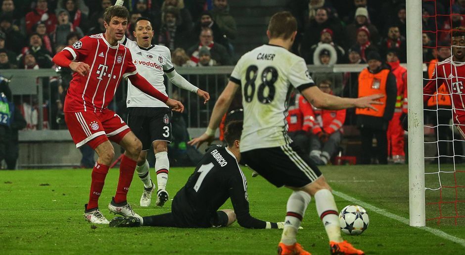 
                <strong>Thomas Müller</strong><br>
                Ein typischer Müller, er steht mal wieder da, wo er stehen muss! Kurz vor der Halbzeit erlöst der Weltmeister die Bayern mit einem Stocher-Tor, aus der Drehung, erst mit dem Knie, dann mit der Pike; 1:0. Auch sonst gut unterwegs, immer anspielbar. Wie in der 66. Minute, als er am Fünfer goldrichtig steht und seine Gräten in die Kimmich-Flanke hält. ran-Note: 1
              