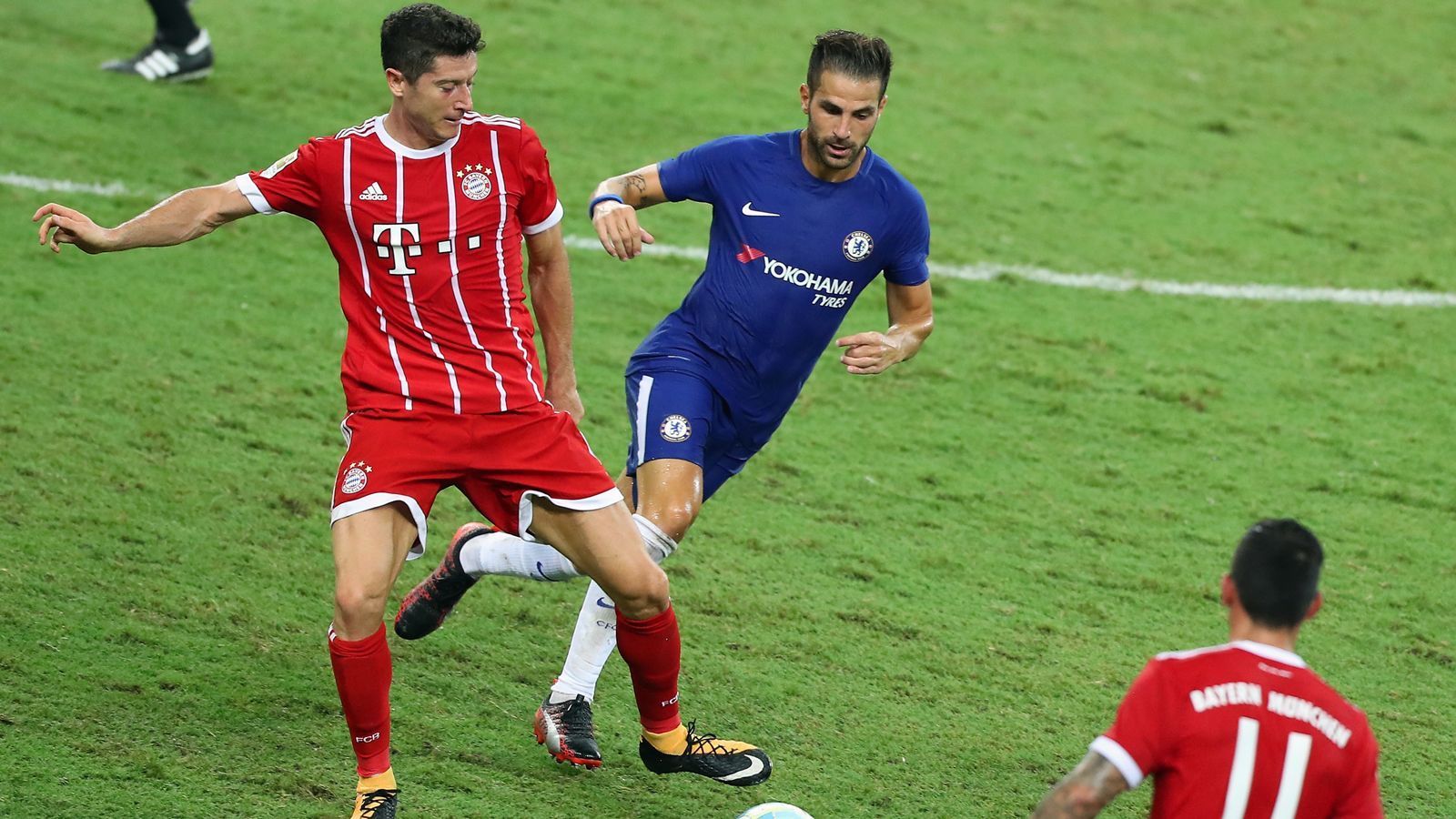 
                <strong>FC Chelsea</strong><br>
                Wie bei PSG, so hat Zahavi seinen Klienten laut "Sport Bild" wohl auch dem FC Chelsea angeboten. Die Londoner wären offenbar ebenfalls bereit, einen Stürmertausch einzugehen. Während Lewandowski zu den "Blues" wechseln würde, könnten die Bayern Alvaro Morata bekommen. Der 25-jährige Spanier hat aber in seiner ersten Saison für Chelsea nicht überzeugt. Im Saisonfinish verlor der Ex-Real-Profi seinen Stammplatz - und durch den bevorstehenden Rauswurf von Trainer Antonio Conte wohl bald seinen großen Fürsprecher. ran-Prognose: Nachdem sich Morata weder bei Real Madrid noch Chelsea nachhaltig durchsetzen konnte, stellt sich die Frage, ob der spanische Angreifer tatsächlich die Qualitäten hat, einen geeigneten Nachfolger für den langjährigen Bayern-Toptorjäger Lewandowski darzustellen.
              