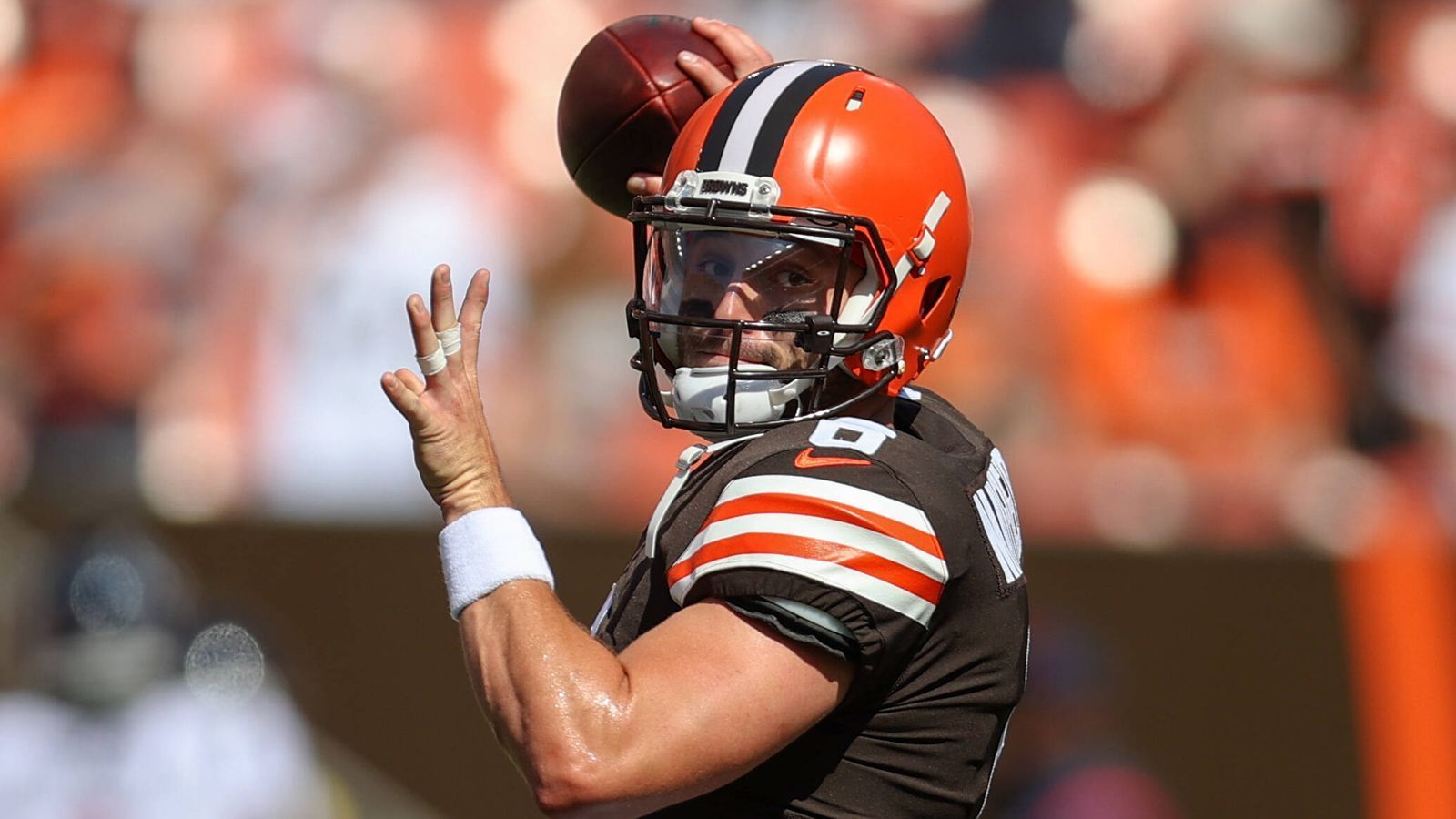 
                <strong>Flop: Baker Mayfield</strong><br>
                Nun aber zu den floppenden Signal Callern mit hohen Ansprüchen. Mit der einstigen Verlierertruppe haben die Cleveland Browns schon lange nichts mehr zu tun. Eine gute Defense, eine super O-Line, starke Receiver und Running Backs. Trotzdem spielen die Browns nicht wie ein Super-Bowl-Anwärter und das hat vor allem mit Baker Mayfield zu tun. Und der war 2018 immerhin der Top-Pick im Draft und sollte die Browns in eine bessere Zukunft führen.
              