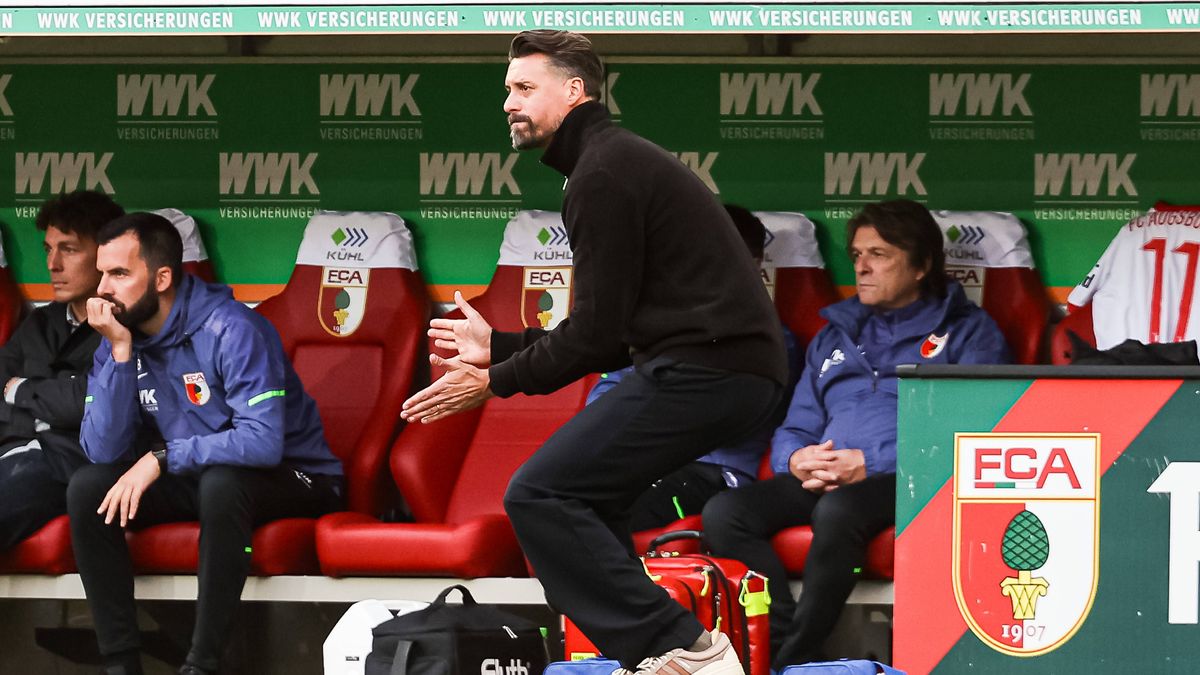 Sandro Wagner (FC Augsburg, Cheftrainer) mit Gestiken am Spielfeldrand GER, FC Augsburg vs. RB Leipzig, 1.Bundesliga Fussball, 08. Spieltag, Saison 2025 2026, 25.10.2025 DFB DFL REGULATIONS PROHIBI...