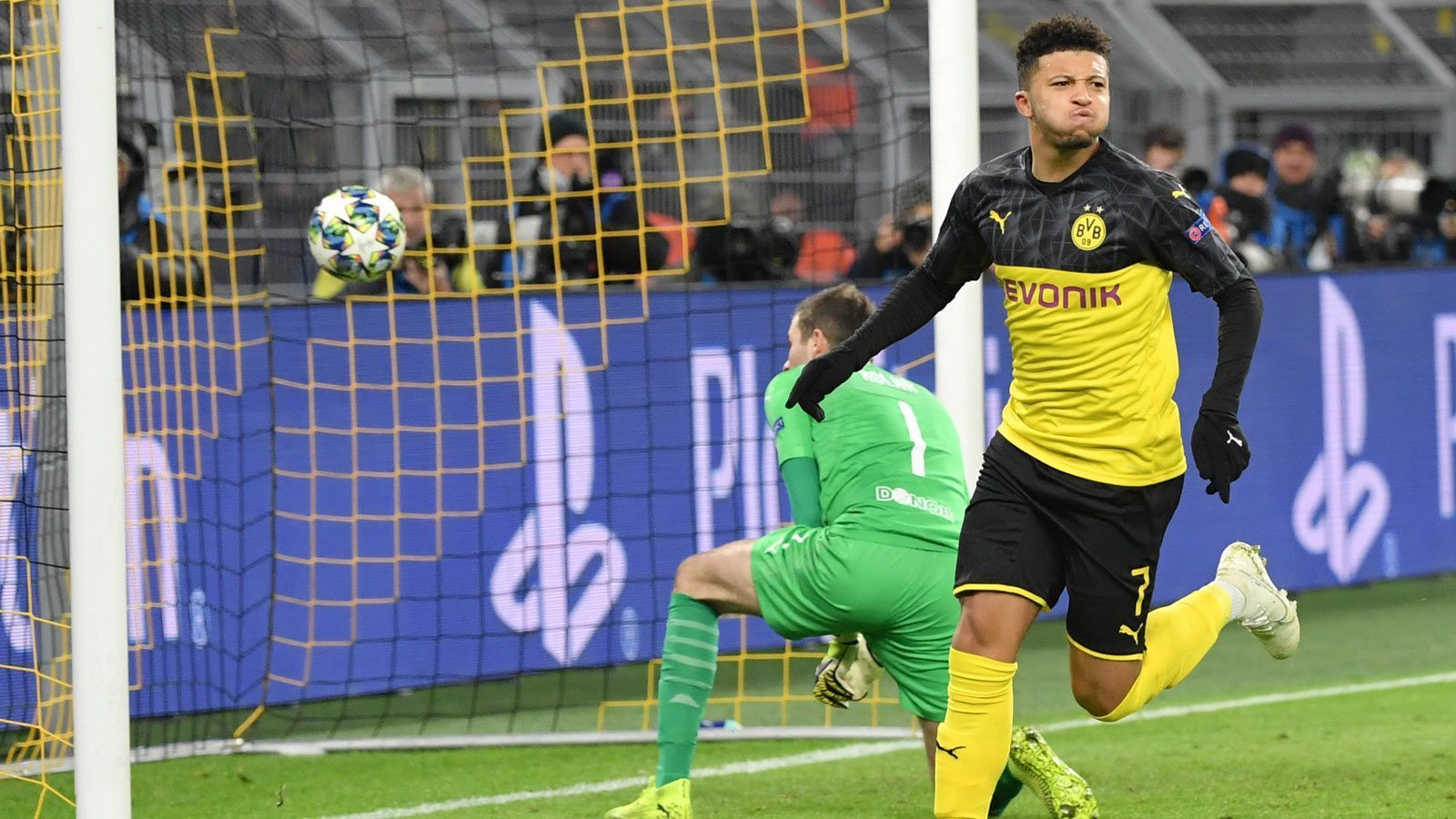 
                <strong>Jadon Sancho (Borussia Dortmund)</strong><br>
                Sancho überzeugt immer wieder mit starken Laufwegen und hält Prag in der Anfangsphase auf Trab. Das zeigt der Brite auch bei seinem Treffer, bei dem er Brandts geniales Zuspiel erahnt und dementsprechend nach Reus Vorlage nur noch einschieben muss. Auch in der zweiten Halbzeit sorgt Sancho neben Brandt für die meiste Gefahr in der Offensive des BVB und bereitet dementsprechend das Siegtor vor. ran-Note: 2
              