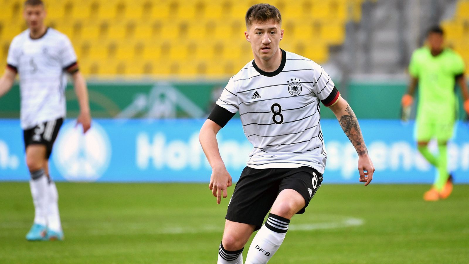 
                <strong>Angelo Stiller</strong><br>
                Der Mittelfeldstratege ist engagiert und organisiert als Kapitän das Spiel aus der Mittelfeldzentrale heraus. Die Standards des Hoffenheimers bringen immer Gefahr. Mit dem wachsenden Offensivdruck der Israelis rutscht auch Stiller immer weiter in die Verteidigung, das deutsche Spiel schläft dadurch merklich ein. Muss während des gesamten Spiels eine Menge Fouls einstecken. ran-Note: 2
              