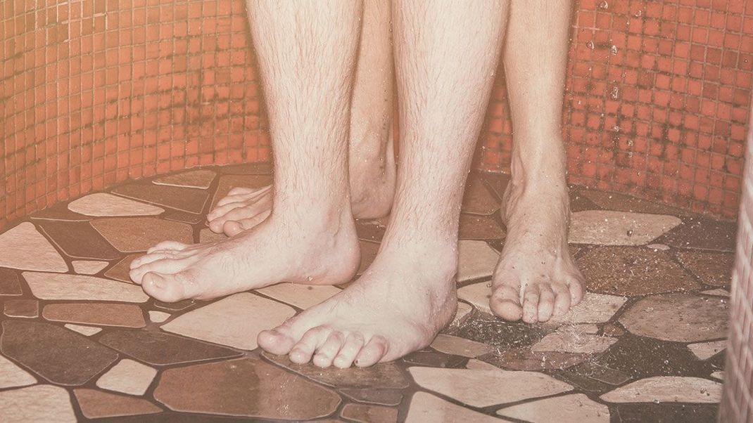 Intimrasur ist divers – es gibt die unterschiedlichsten Gründe, warum viele von uns zu Intimrasur tendieren. Was Ihr dabei in Hinblick auf "die Rasur unter der Dusche" beachten solltet und was dies mit dem Duschgel zu tun hat, verraten wir euch im Artikel. 